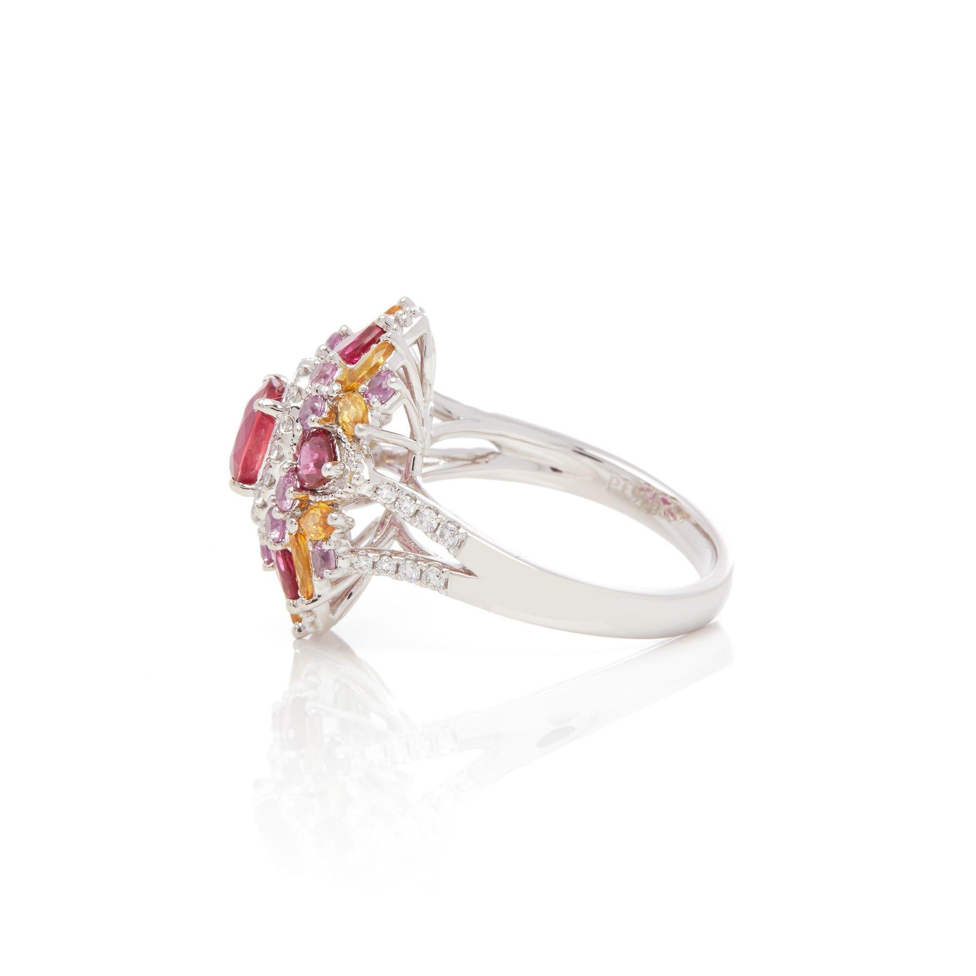 Taille ovale Bague grappe en platine ornée de rubis, diamants, saphirs rose et jaune en vente