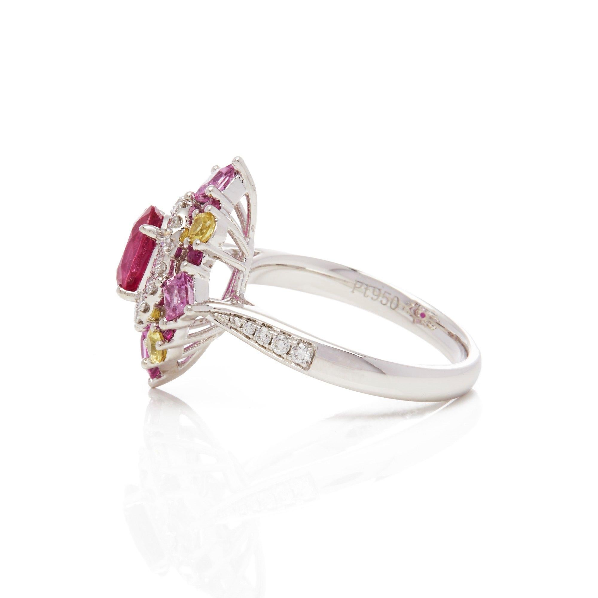 Cluster-Ring aus Platin mit Rubin, Diamant und gemischten Saphiren (Ovalschliff) im Angebot