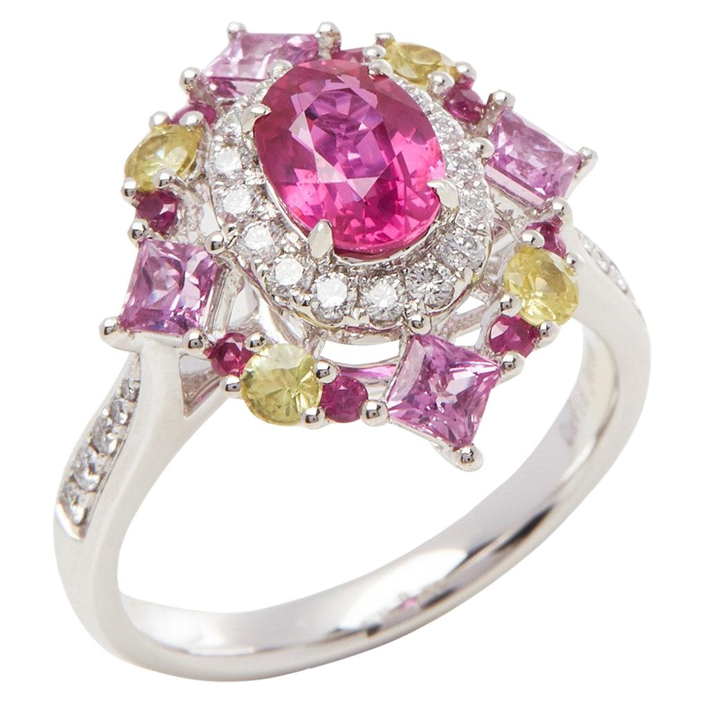 Cluster-Ring aus Platin mit Rubin, Diamant und gemischten Saphiren im Angebot