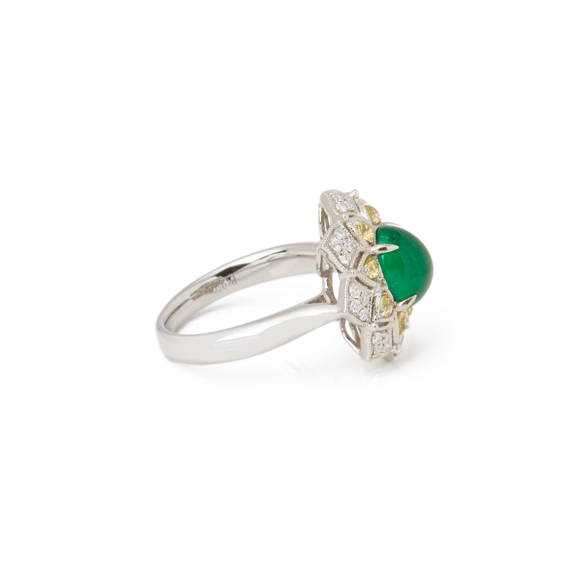 Platin-Cluster-Ring mit Smaragd, Diamant und gelbem Saphir (Zeitgenössisch) im Angebot