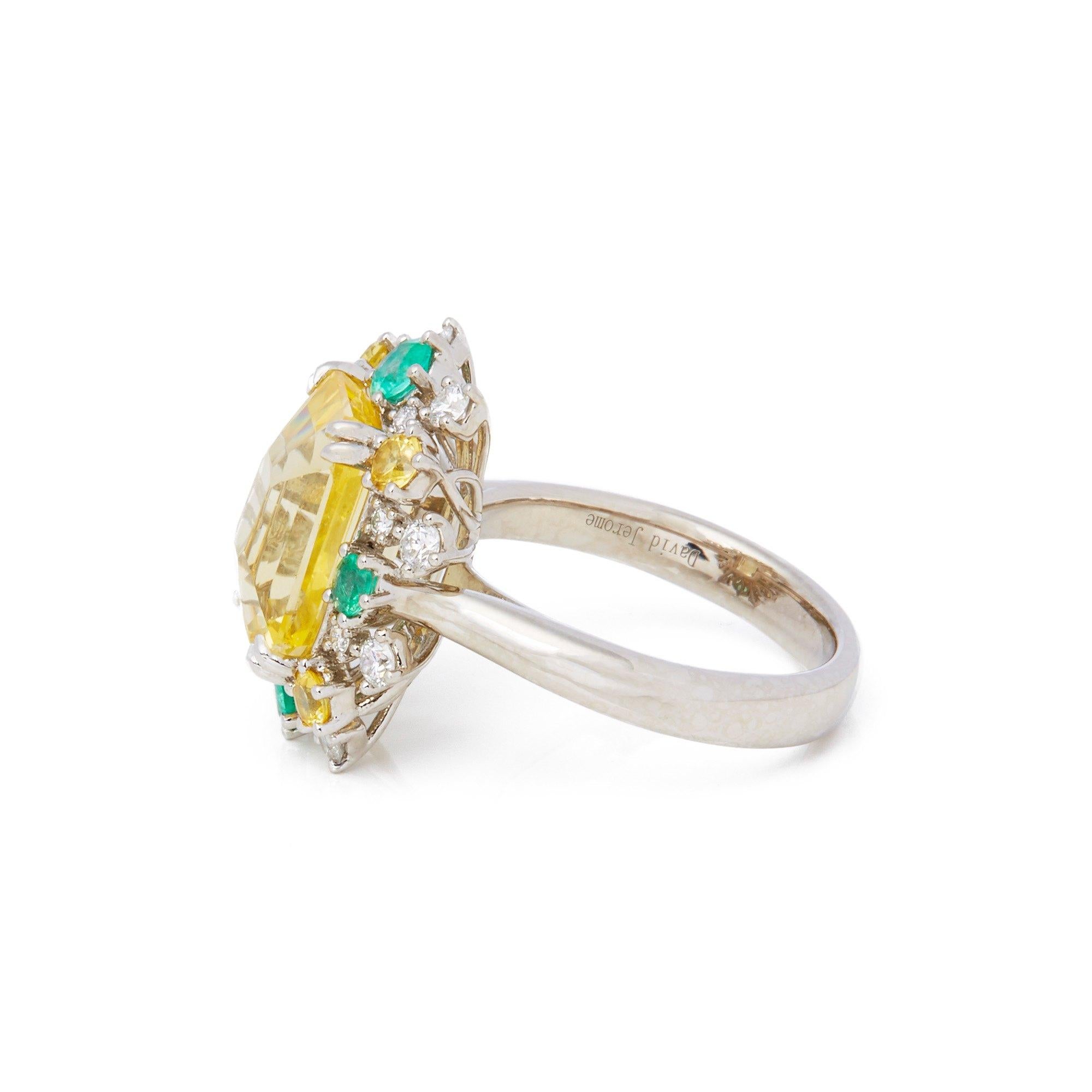 Cluster-Ring aus Platin mit gelbem Saphir, Diamant, gelbem Saphir und Smaragd (Smaragdschliff) im Angebot