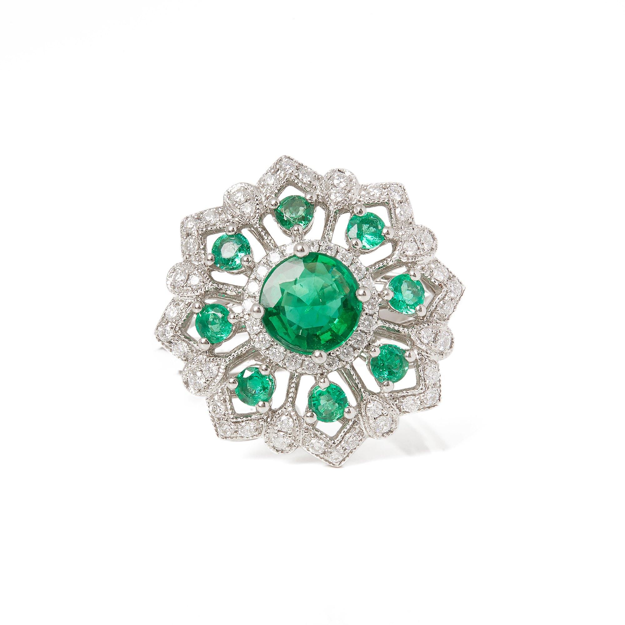 Dieser von David Jerome entworfene Ring stammt aus seiner Privatsammlung und enthält einen Smaragd im Rundschliff mit einem Gesamtgewicht von 1,32 Karat, der in der kolumbianischen Chivor-Mine gewonnen wurde. Mit runden Diamanten im Brillantschliff