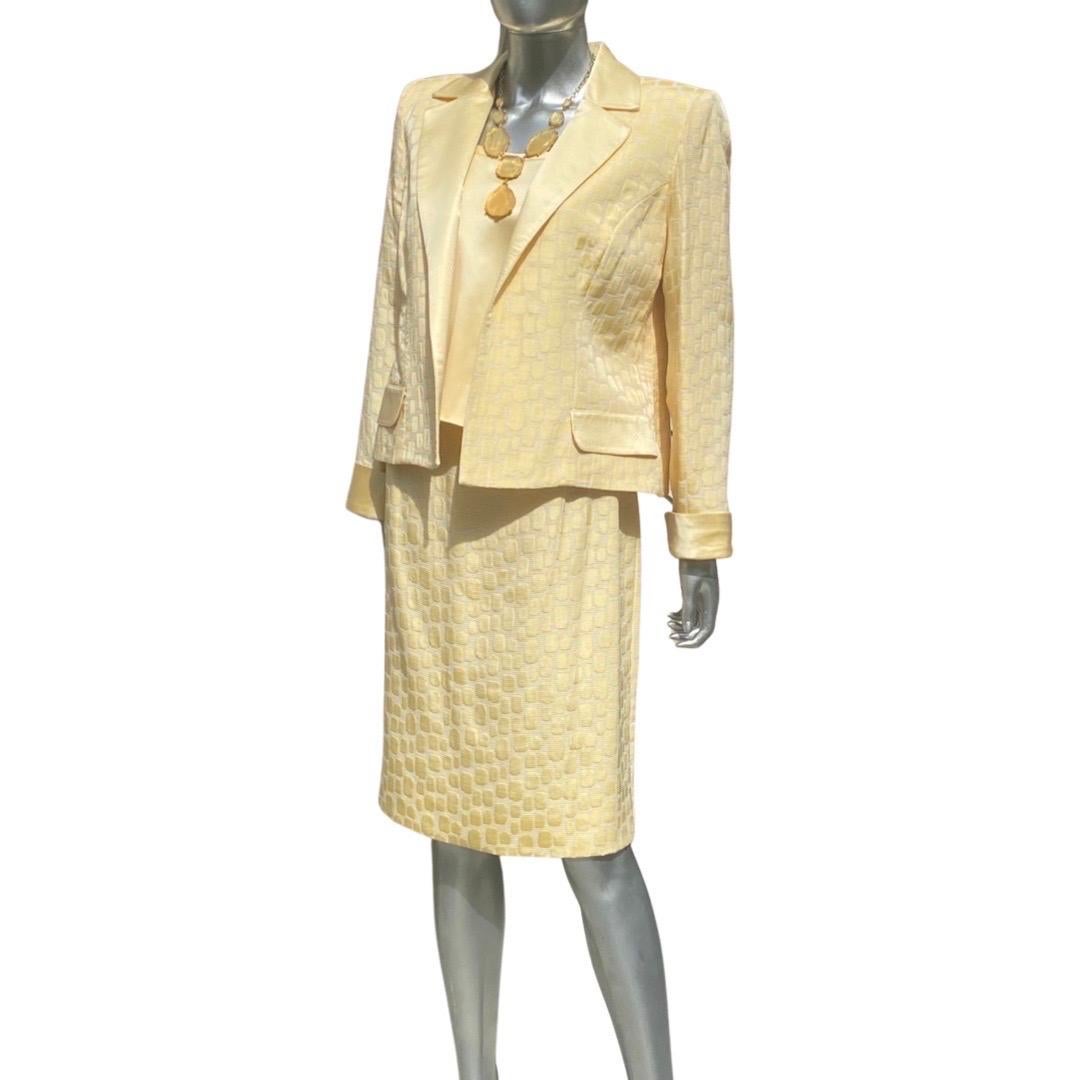 David Josef Chic Designer Butter Cream Color Silk 3 Pc Suit Size 16 In Excellent Condition For Sale In Palm Springs, CA