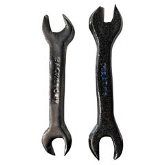Esculturas de llave inglesa metálica de cerámica de David Keeps