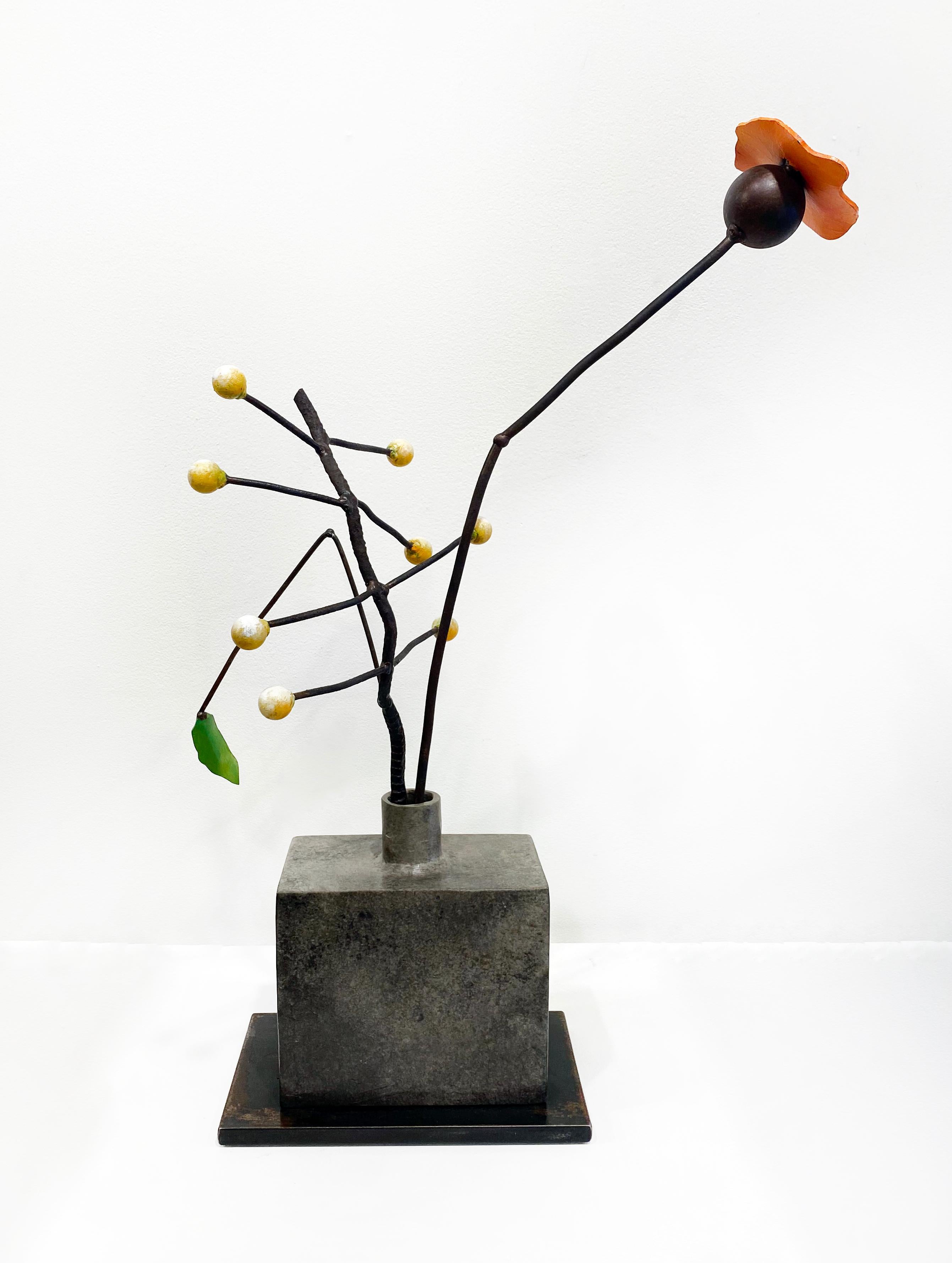 mohn, Saatgut" von David Kimball Anderson, 2021. Bronze, Stahl und Farbe, 26 x 20 x 8 Zoll. Diese Skulptur besteht aus einer quadratischen Vase aus Bronze mit grauer Patina. Sie besteht aus einer Reihe weißer Glühbirnen, die von bronzenen Zweigen