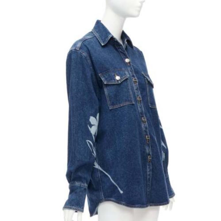 Violet DAVID KOMA 2022 chemise bleue en coton organique floral avec logo argenté UK6 XS en vente