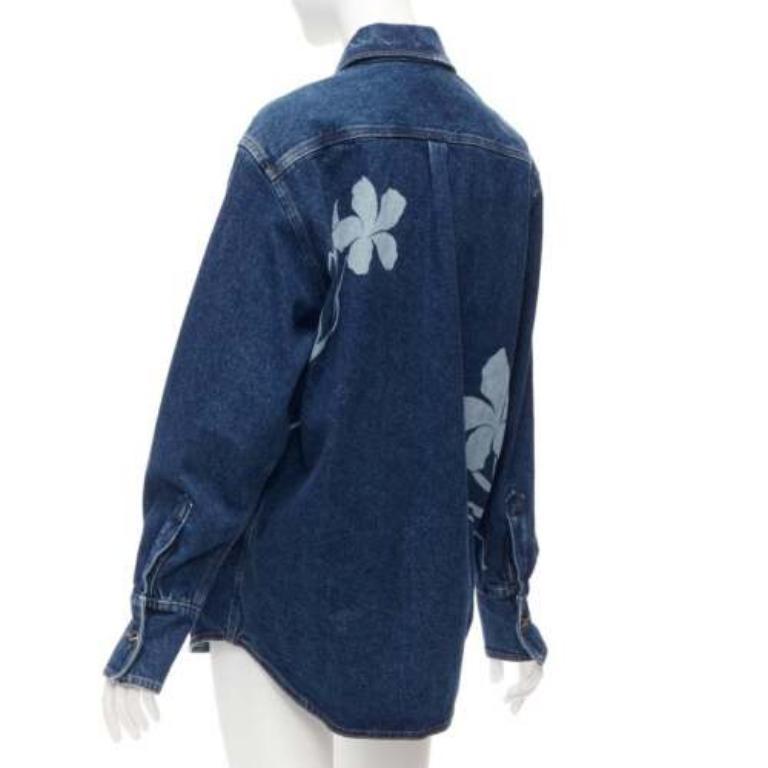 DAVID KOMA 2022 chemise bleue en coton organique floral avec logo argenté UK6 XS en vente 1