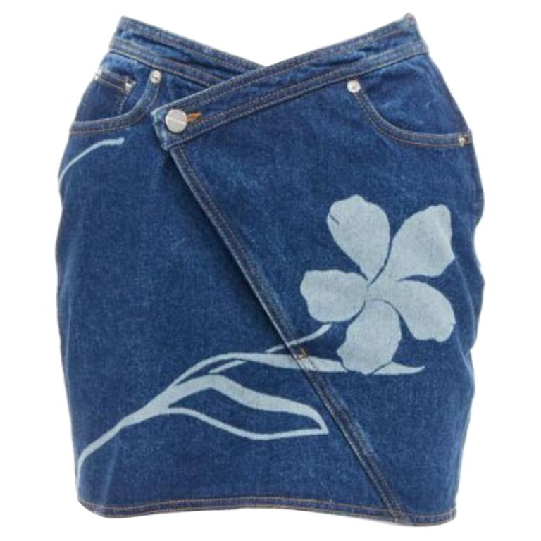 DAVID KOMA 2022, jupe boutonnée bleue en coton biologique avec logo floral argenté GB6 XS en vente