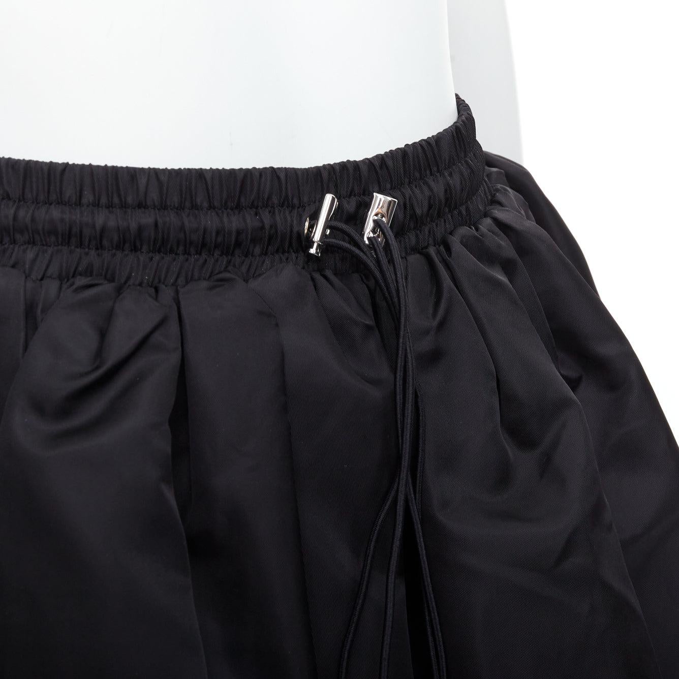 DAVID KOMA black nylon bubble silver drawstring puffball skirt UK6 XS
Reference: AAWC/A01337
Brand: David Koma
Material: Polyamide
Color: Black, Silver
Pattern: Solid
Closure: Drawstring
Lining: Black Fabric
Made in: United