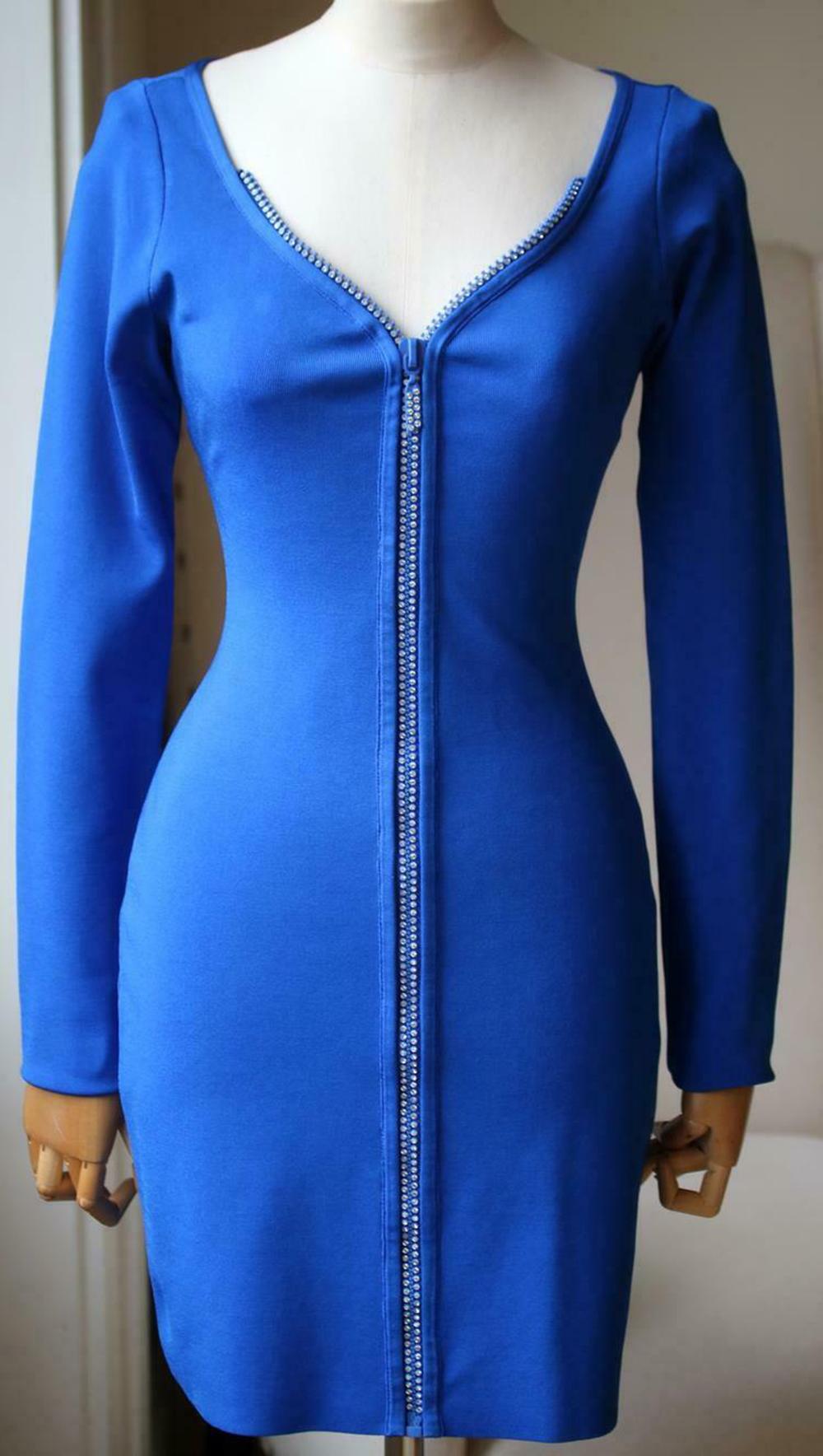 This David Koma mini crystal zip knit dress features a sweetheart neckline and a crystal zipper down the front. Long sleeve, mini length, unlined. Front zip closure. 75% Rayon, 23% nylon, 2% spandex.

Size: Large (UK 12, US 8, FR 40, IT