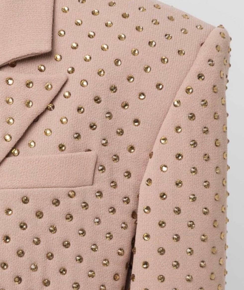 Ricco di decorazioni in cristallo, David Koma confeziona il suo blazer con una vestibilità oversize e con spalle a vista, per una silhouette all'avanguardia. 
Chiusure a scatto anteriori. 
Tasche laterali con patta.
Tessuto: 52% acetato, 45%