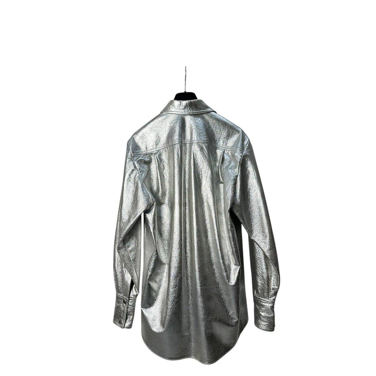 

Camisa metálica de corte recto con bolsillos con solapa en el pecho y cuello clásico. La lustrosa piel de cerdo añade estructura y brillo, mientras que el cierre de presión oculto mantiene el aspecto aerodinámico. El contraste táctil entre el
