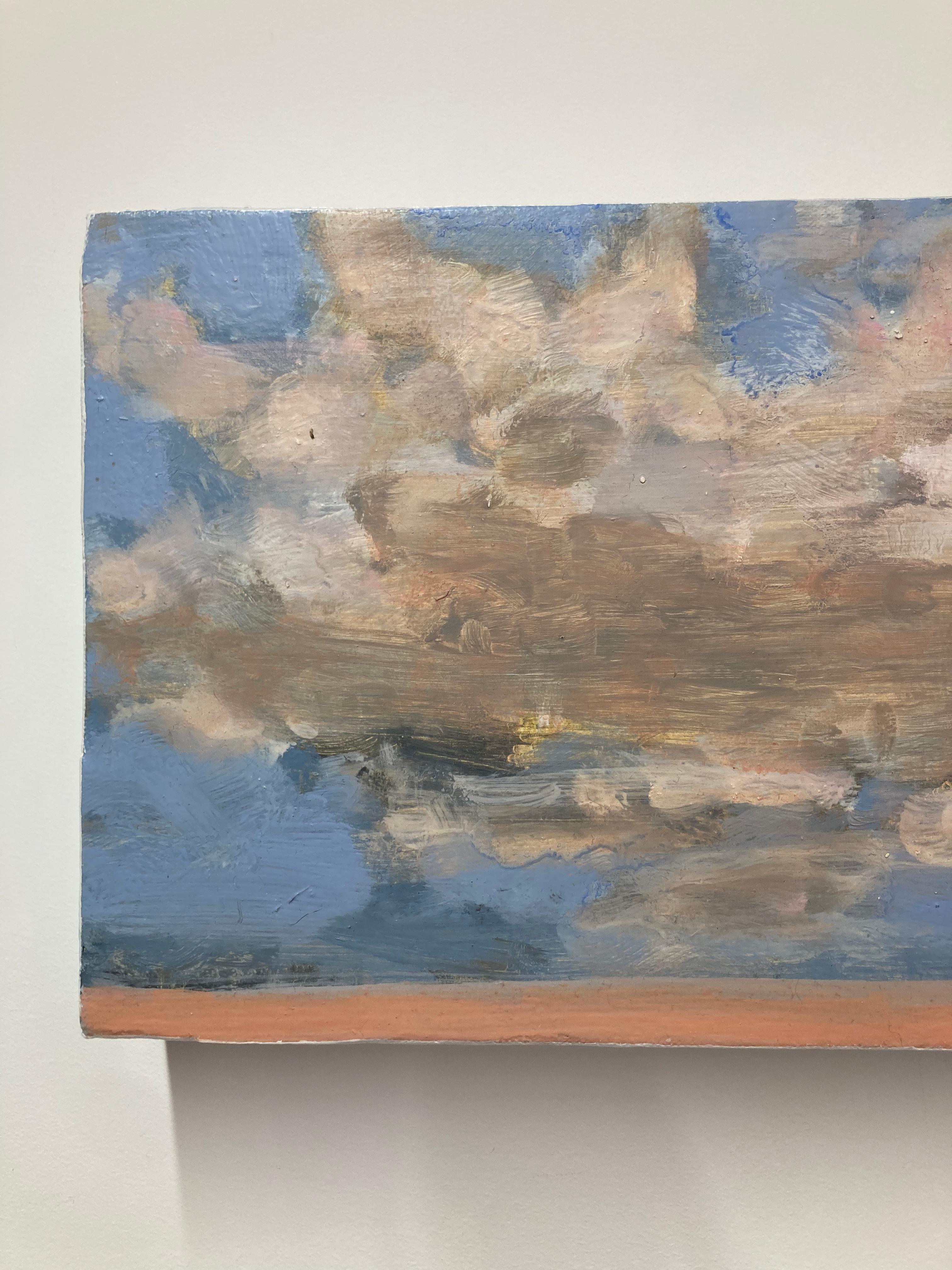 En este paisaje contemporáneo pintado al óleo sobre tabla, unas nubes esponjosas de color marfil con cálidos destellos de melocotón pálido y toques de amarillo claro flotan en un idílico cielo azul sobre una playa de arena. Firmado, fechado y