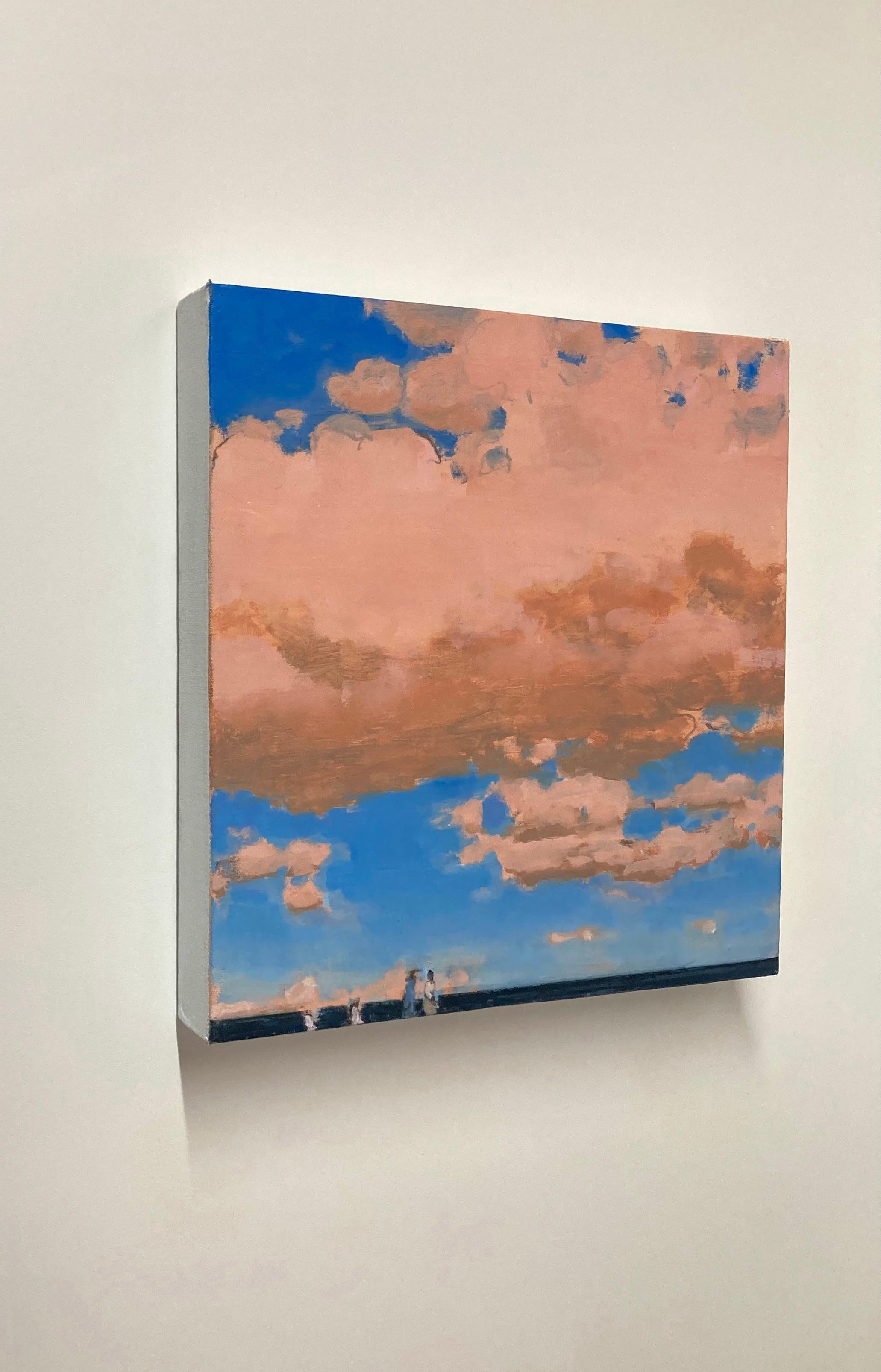 En este paisaje playero contemporáneo, realizado en óleo sobre lienzo montado sobre tabla, se ven figuras a lo lejos a lo largo de la orilla de una playa, contemplando el profundo océano azul marino oscuro, con esponjosos cúmulos de color rosa