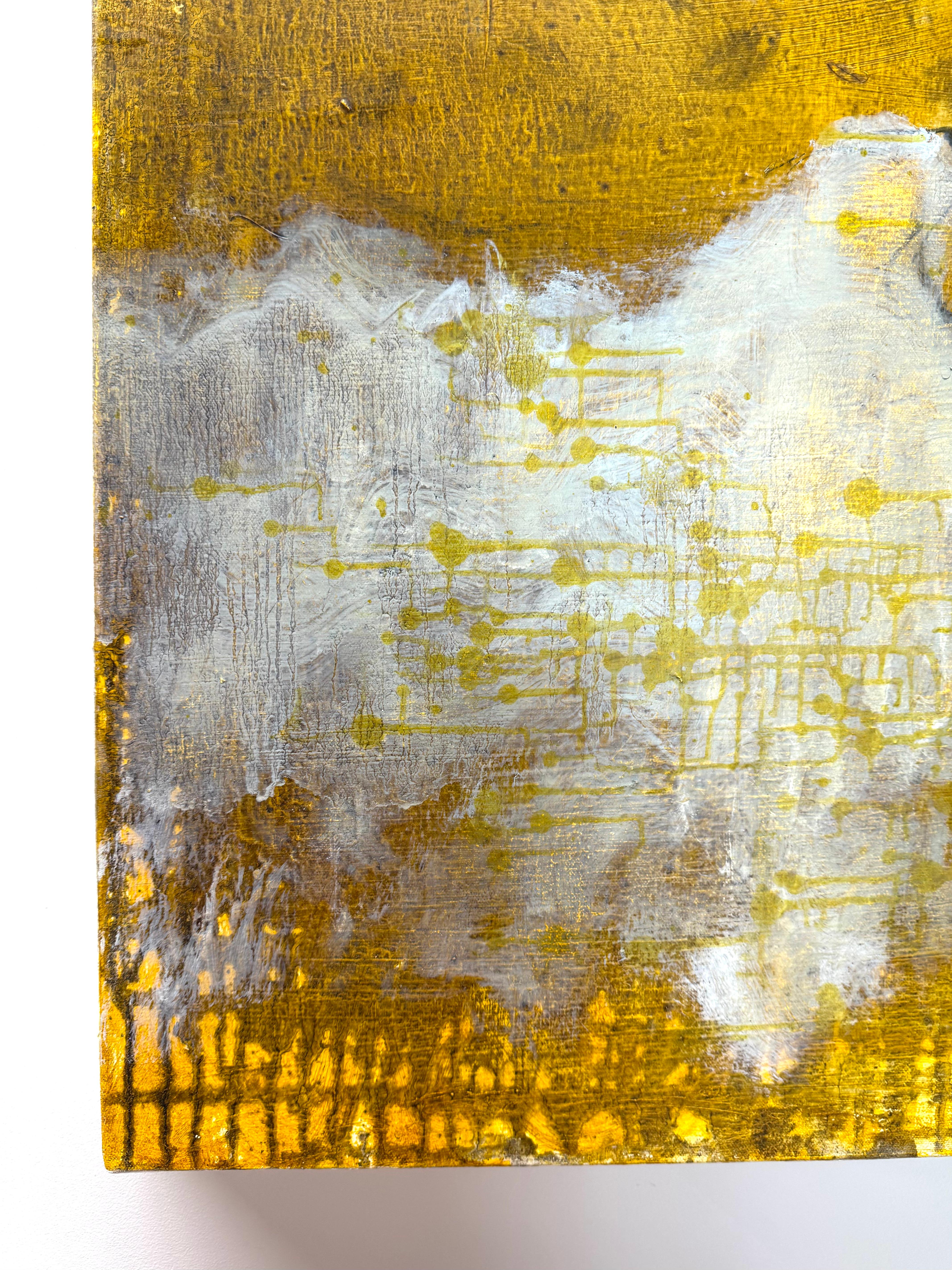 Absolution - Springende fliegende Figur Goldene gelbe Wolken Himmel Landschaft, 2025 (Zeitgenössisch), Painting, von David Konigsberg