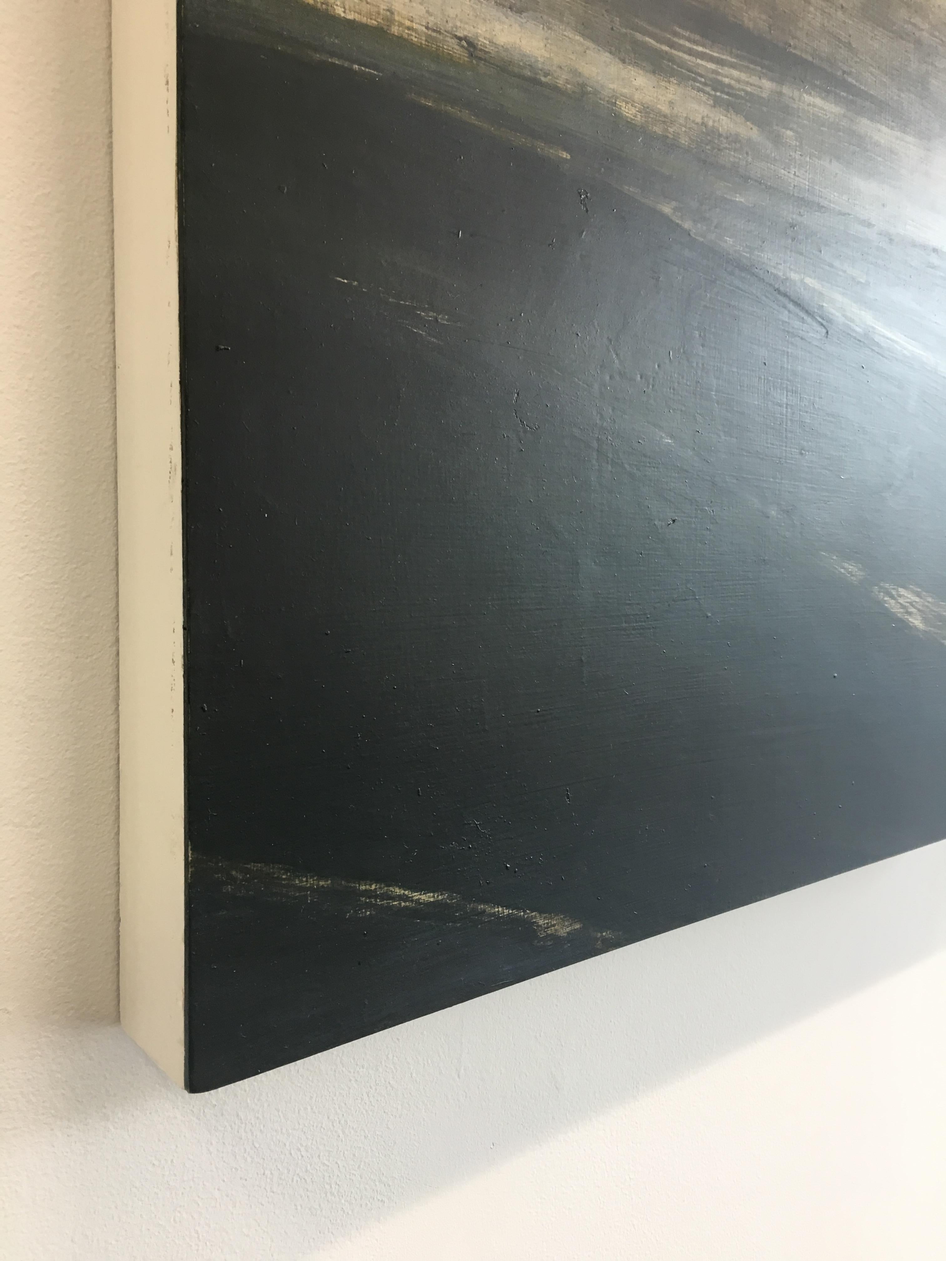 El dramatismo del cielo del valle del Hudson, en el estado de Nueva York, queda plasmado en este paisaje contemporáneo pintado al óleo sobre tabla por David Konigsberg. En este cuadro, las nubes marfil y grises resultan dramáticas contra el suave