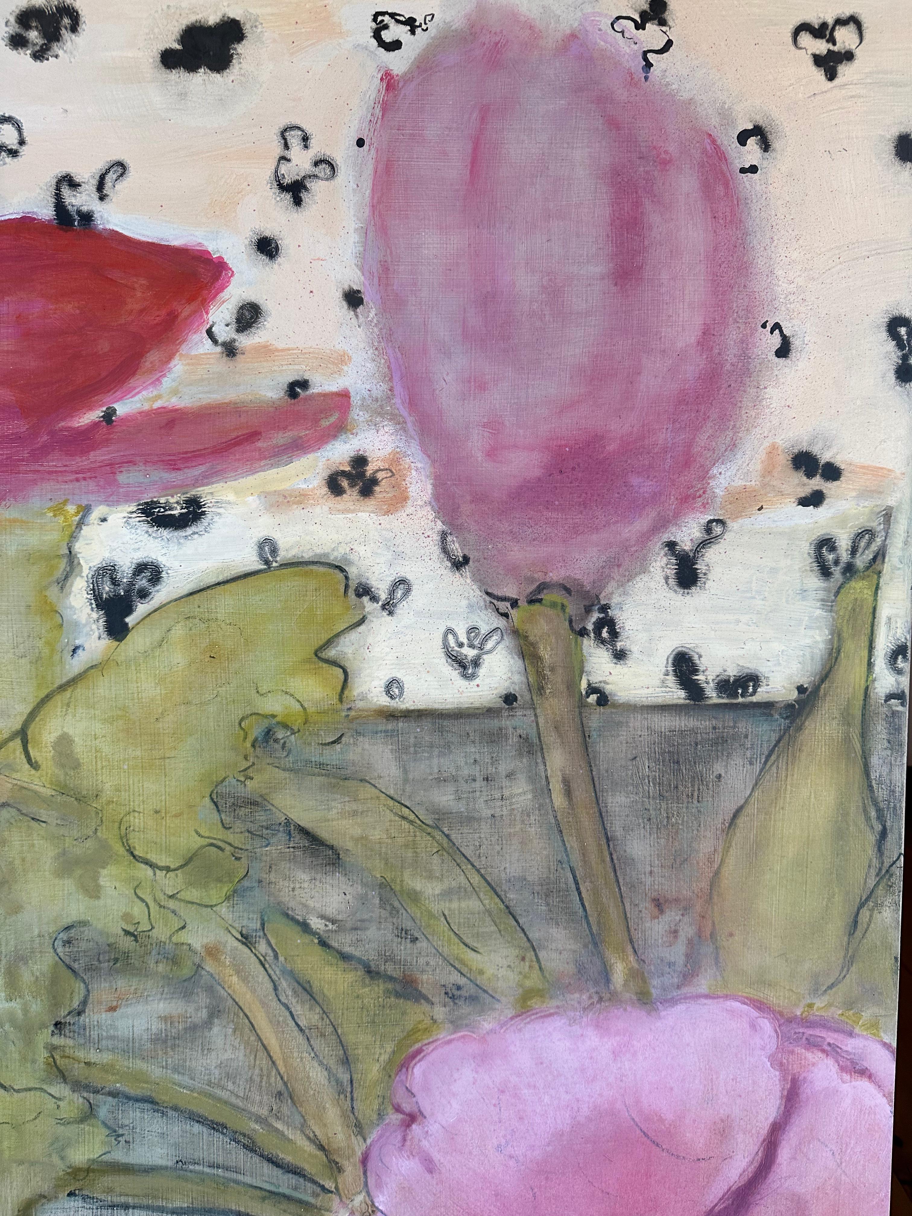 Auf diesem zeitgenössischen Stillleben in Öl auf Leinwand steht eine dunkelbraune Vase auf einem Tisch, in der ein Strauß korallenrosa Anemonenblüten mit rosa Tulpen und hellgrünen Stängeln und Blättern vor einem gemusterten Tapetenhintergrund