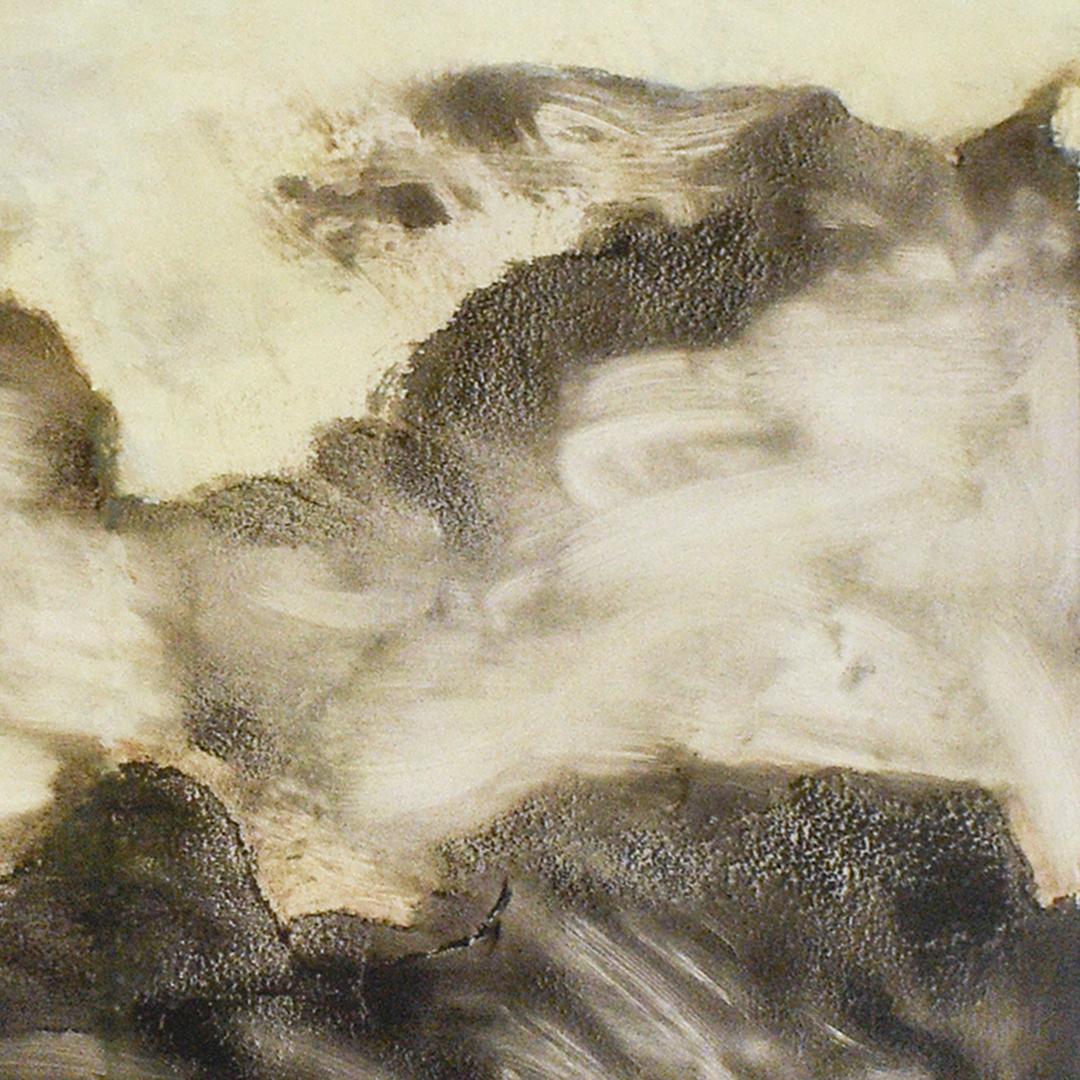 Black Dirt (Abstraktes Landschaftsgemälde mit weißen Wolken über einem dunklen Feld) (Beige), Landscape Painting, von David Konigsberg
