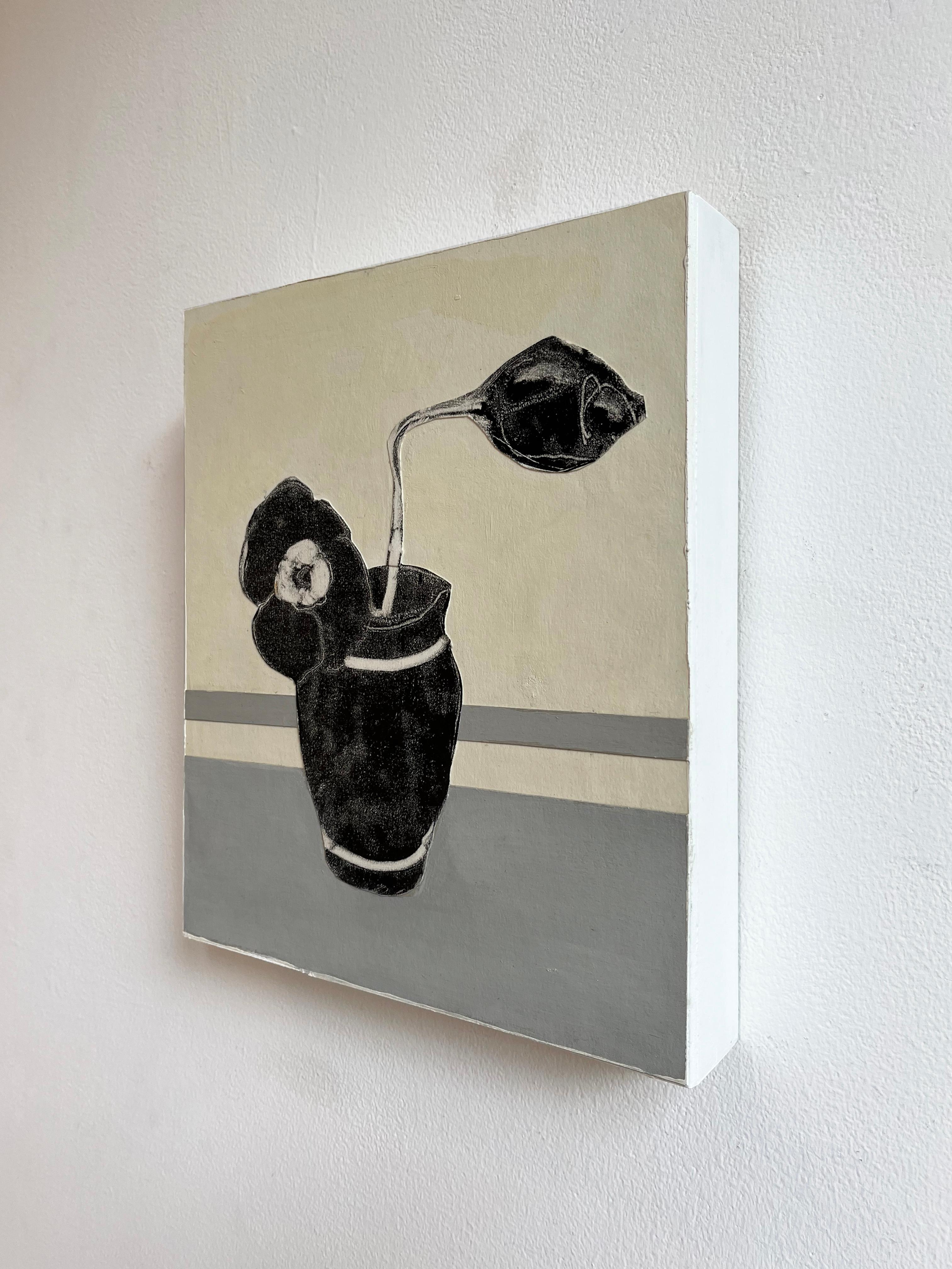 Abstraktes Stillleben auf Tafel mit einer schwarzen Vase mit einer Blume und einer Samenkapsel 
David Königsberg
Schwarze Vase, 2023
11