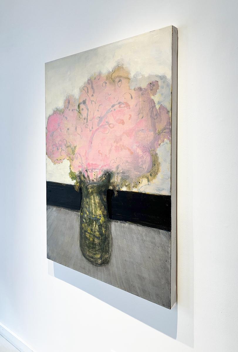 Ramo (bodegón figurativo de flores rosa pastel en jarrón de mesa) - Painting Contemporáneo de David Konigsberg