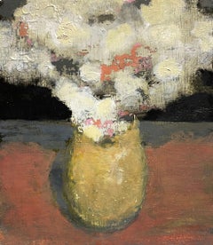 Blumenstrauß in Gelb, weiße Blumen, ockerfarbene Vase, lachsfarbenes botanisches Stilleben