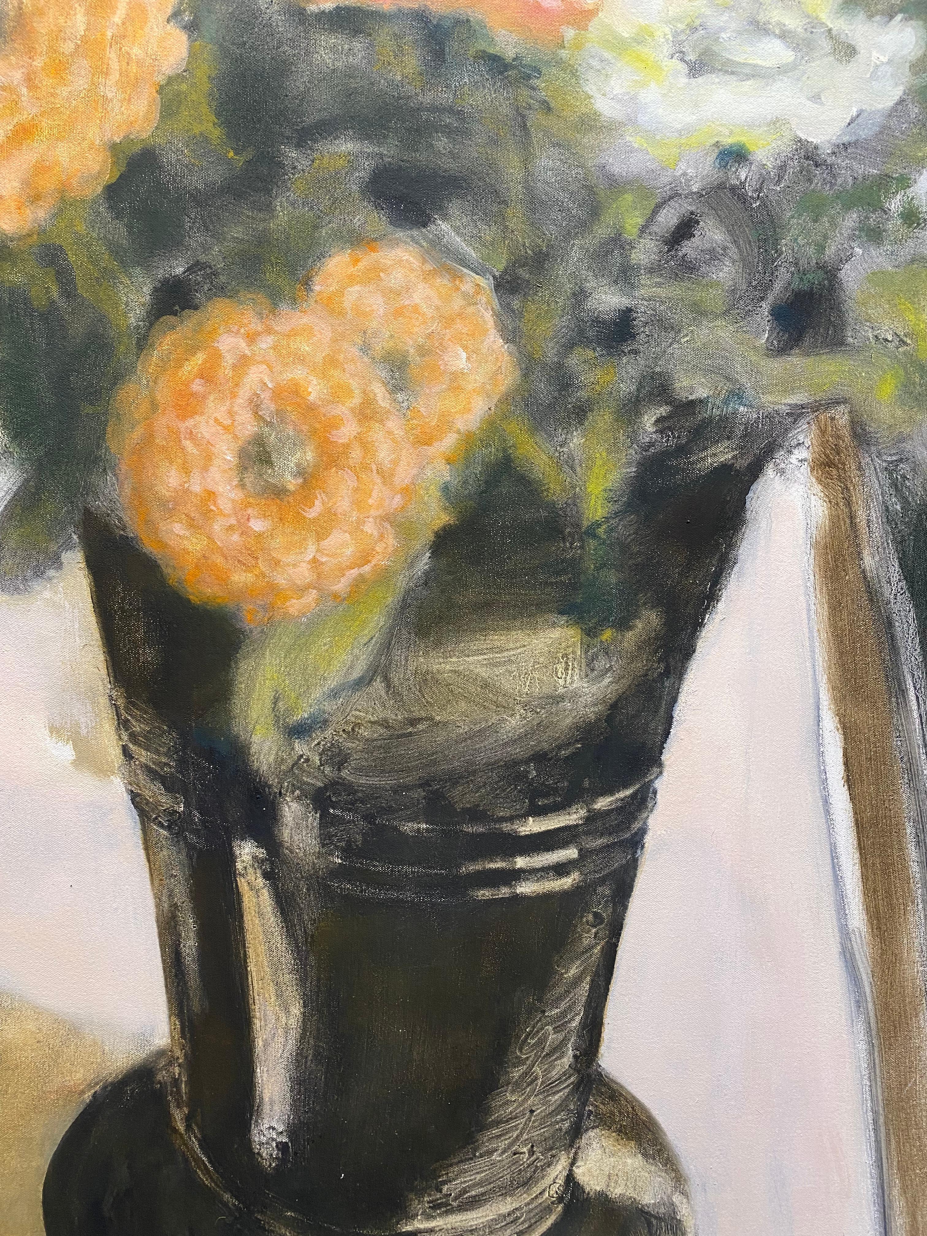 Vaso con zinnie - Natura morta botanica contemporanea Fiori di pesca Nero, 2017 in vendita 3