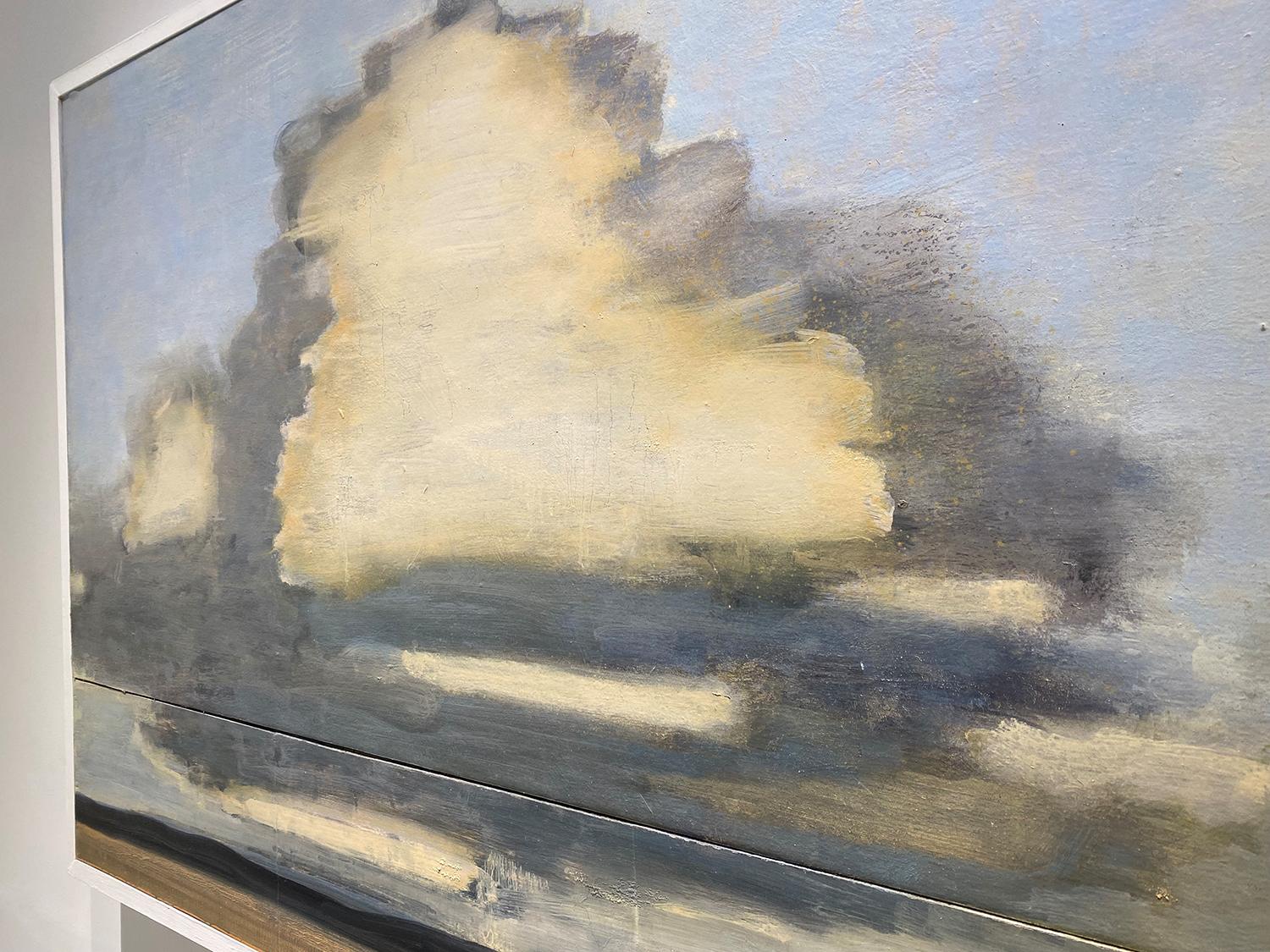Cumulus und weites Feld (Zeitgenössische Landschaftsmalerei Blähende weiße Cumuluswolken gegen einen blassblauen Himmel über Feldern)
öl auf zwei Tafeln, zusammengesetztes Diptychon, mit einem weiß lackierten Holzrahmen
33 x 45,25 x 2,5 Zoll
das