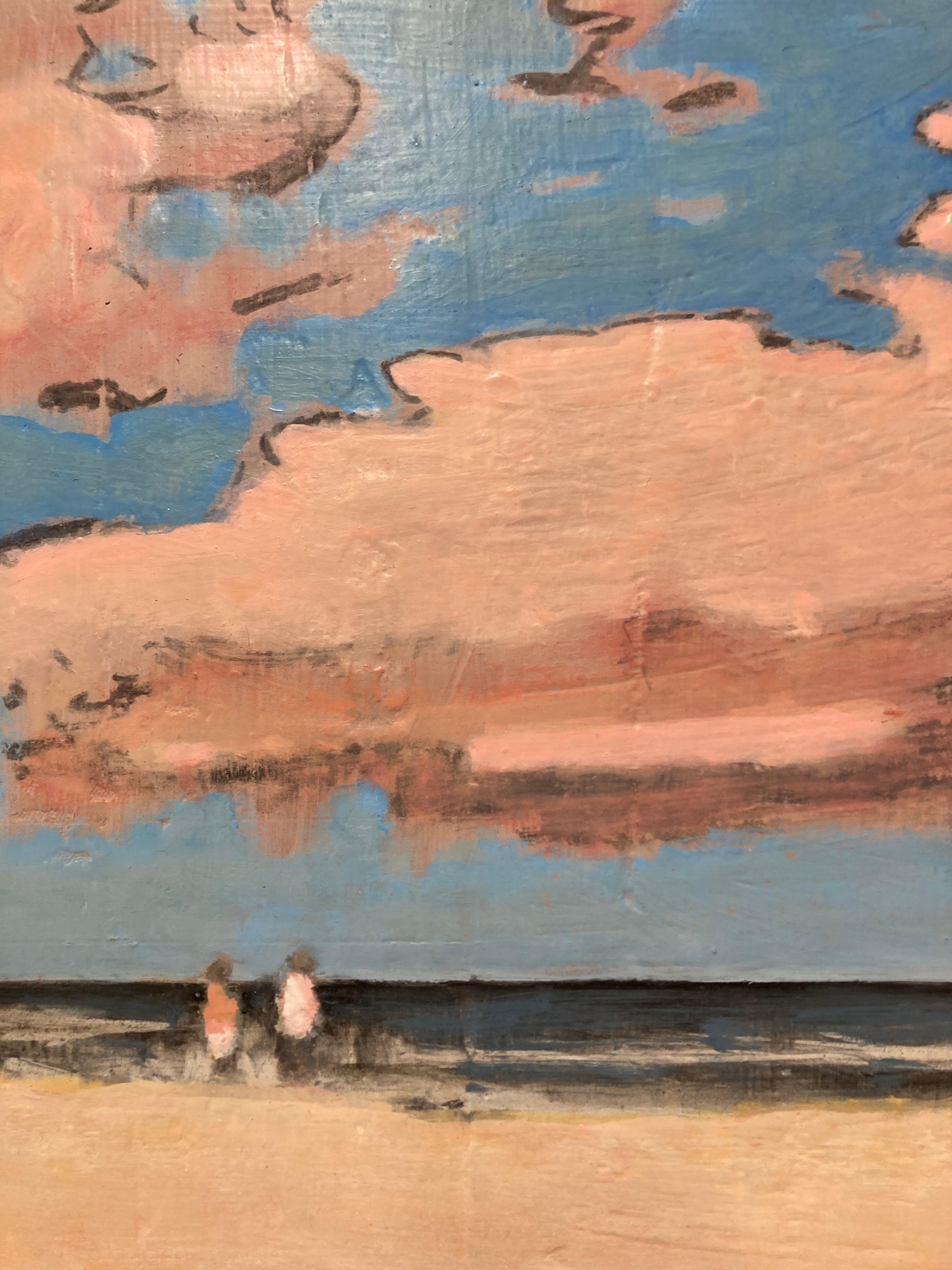 In questo paesaggio contemporaneo in olio su tela montato su pannello, due figure si trovano sulla riva di una spiaggia e guardano il profondo blu dell'oceano, mentre soffici nuvole cumuliformi rosa salmone fluttuano nell'idilliaco cielo blu sopra