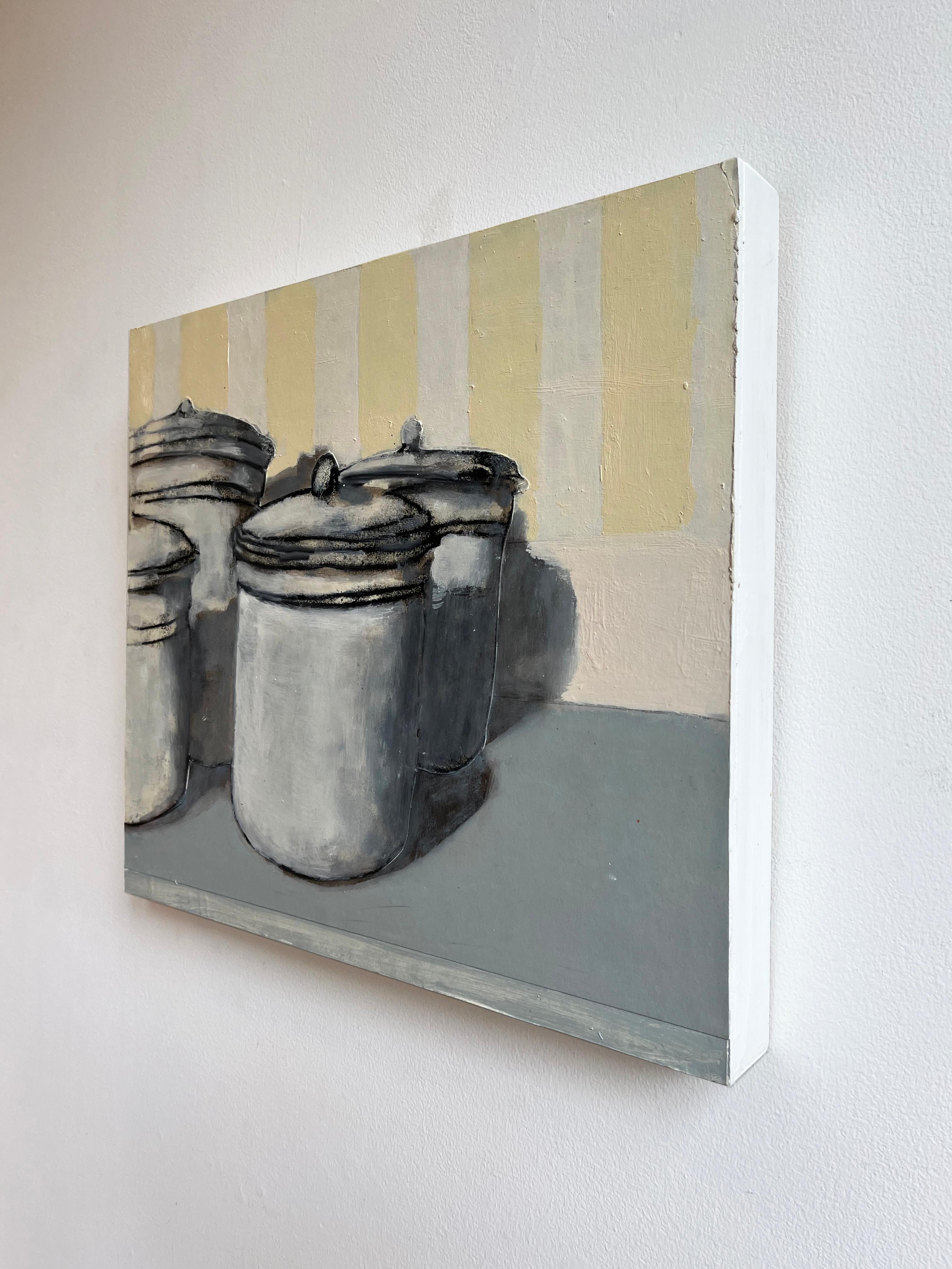Mehl, Zucker, Maismehl, Tee (Contemporary Still Life Painting of Kitchen Jars)
Zeitgenössisches Stillleben in Monotypie, Öl und Collage auf Tafelbild, das eine Sammlung von Vorratsdosen vor einem gelb-weiß gestreiften Hintergrund zeigt.
David