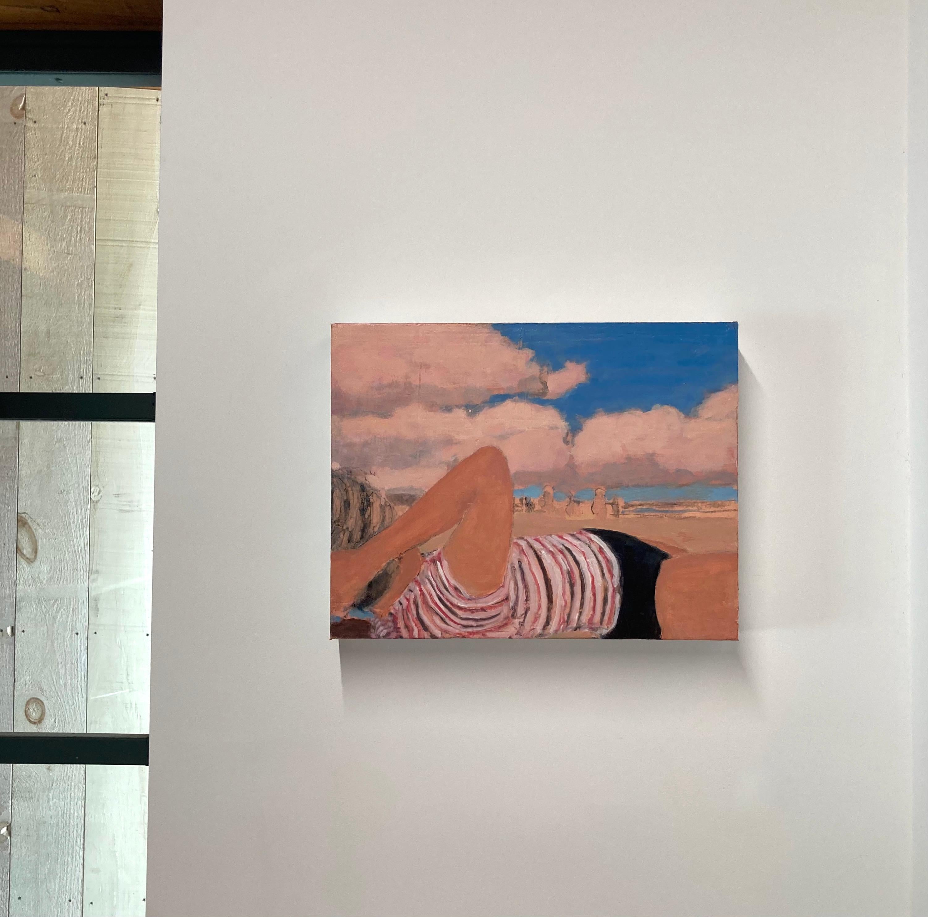 Four Forty Five, Figura sulla spiaggia, sabbia corallina, nuvole, cielo blu, paesaggio estivo sulla spiaggia - Painting Contemporaneo di David Konigsberg