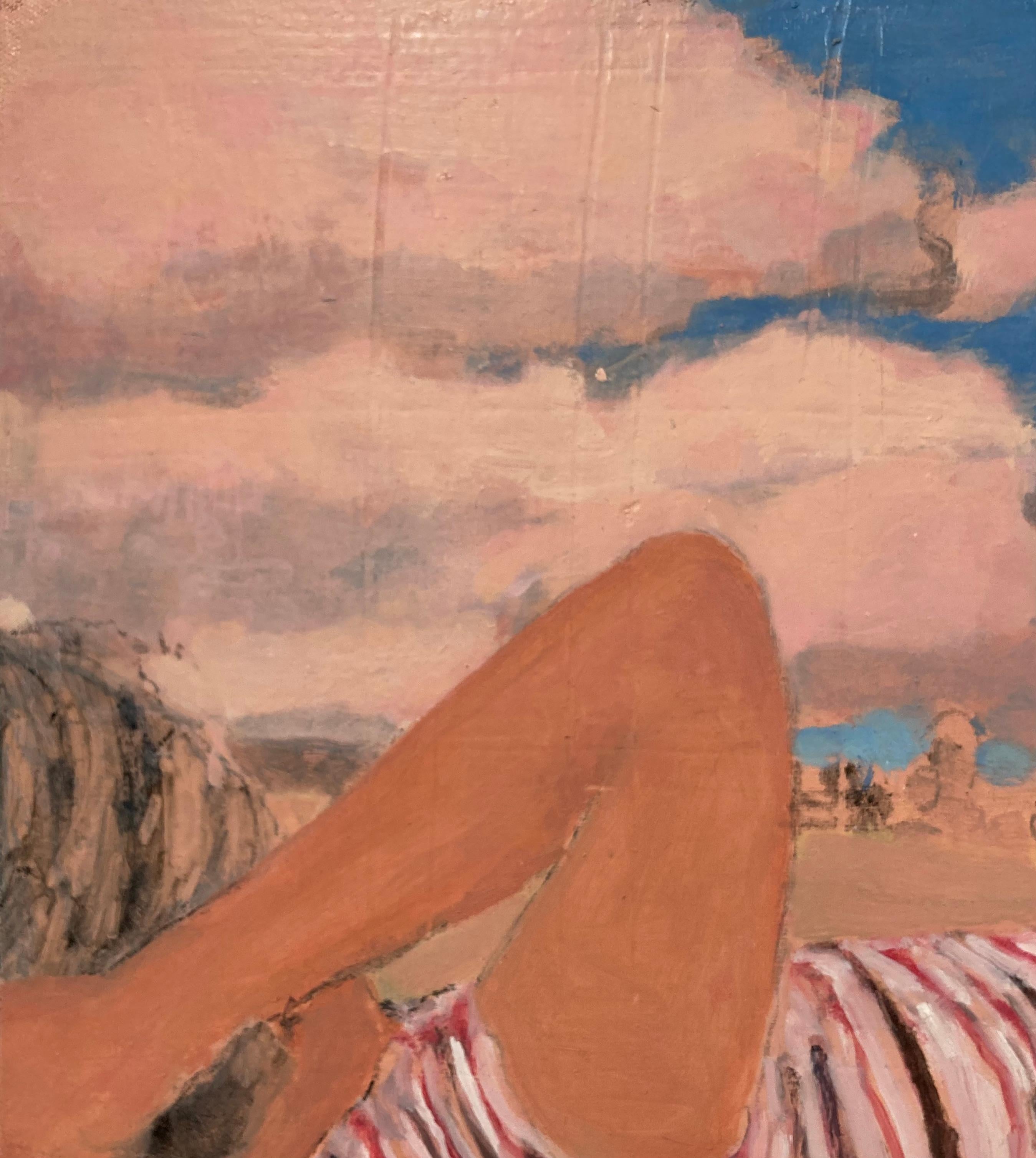 Una figura femminile sdraiata con un costume da bagno a righe rosse giace sulla spiaggia con le mani dietro la testa, mentre soffici nuvole di cumuli rosa salmone fluttuano nell'idilliaco cielo blu sopra di lei. Firmato, datato e titolato sul