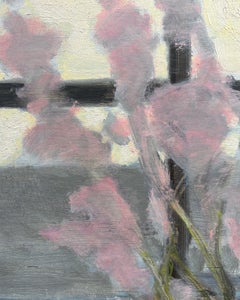 Fresh Cut (Abstrahierte rosa/violette Blumen in Vase vor The Window)