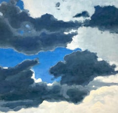 Aus einem Fenstersitz zwei, graue, elfenbeinfarbene Wolken, hellblauer Himmel, Himmelslandschaft