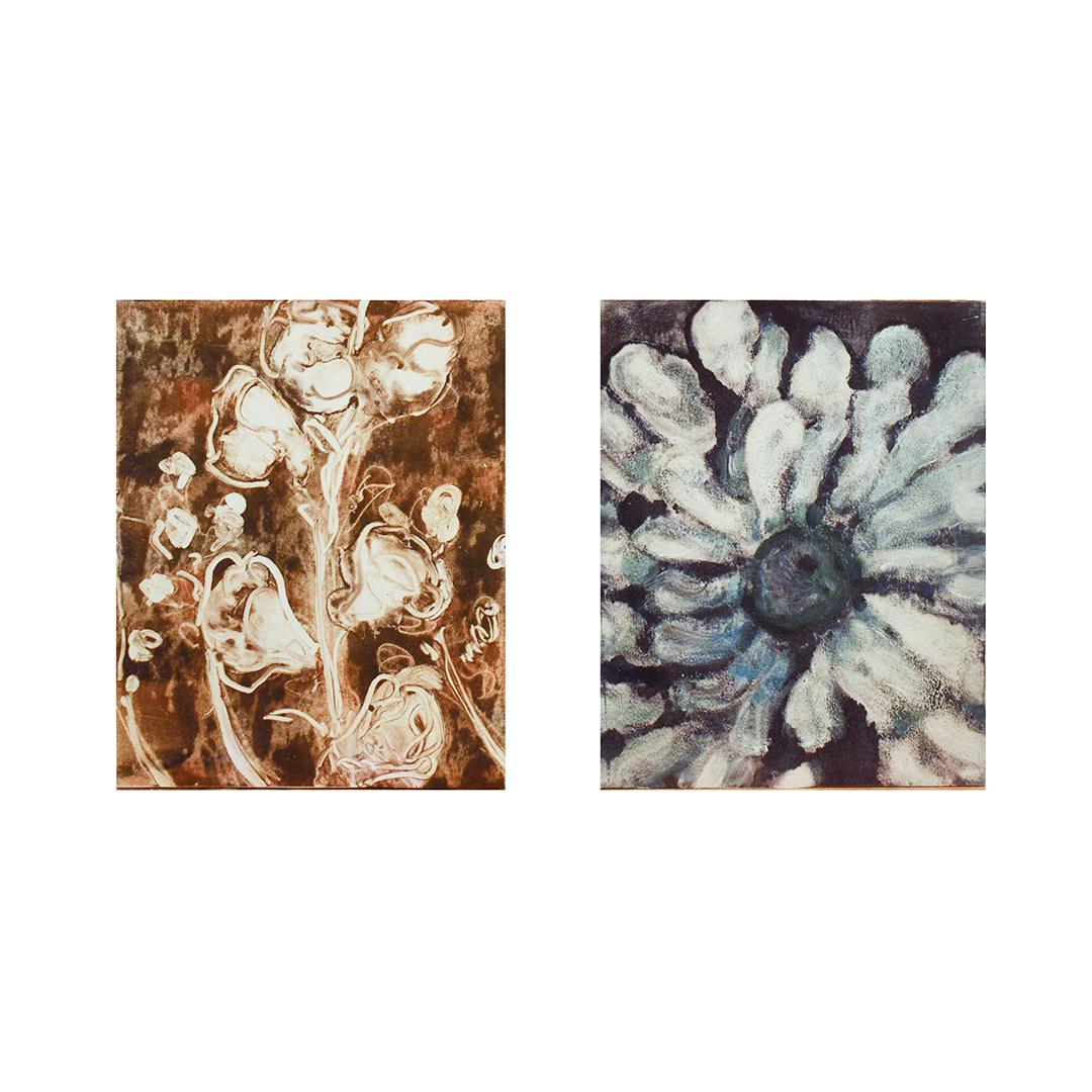 Diptychon mit abstrahierten Blumenbildern in einer erdigen Blau- und Brauntonpalette
