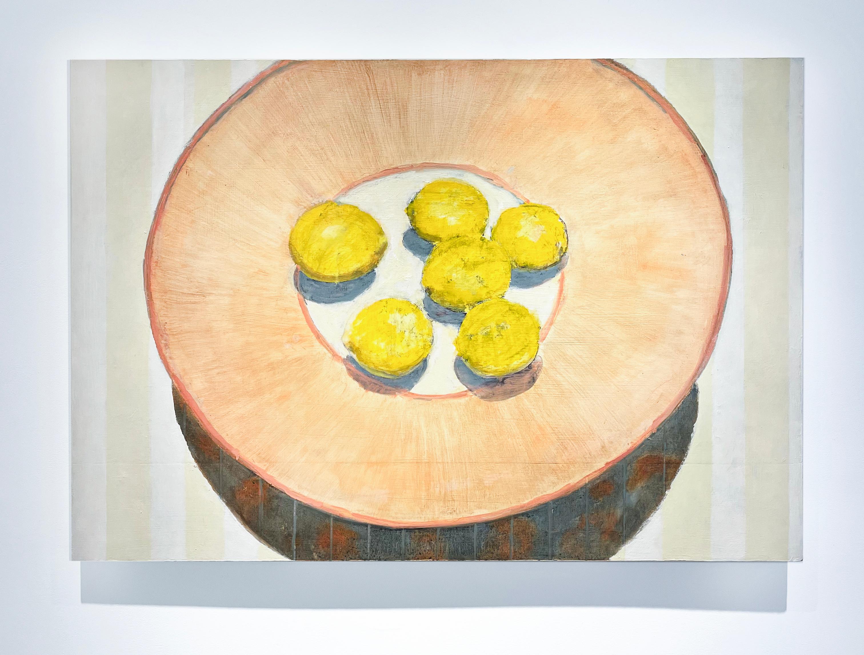 Bol à citron moderne représentant des fruits jaunes dans un bol de couleur pêche - Painting de David Konigsberg