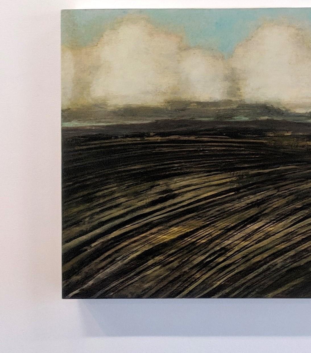 Nouveau champ, peinture de paysage, nuages ivoire, ciel bleu pâle, terrain brun - Noir Landscape Painting par David Konigsberg