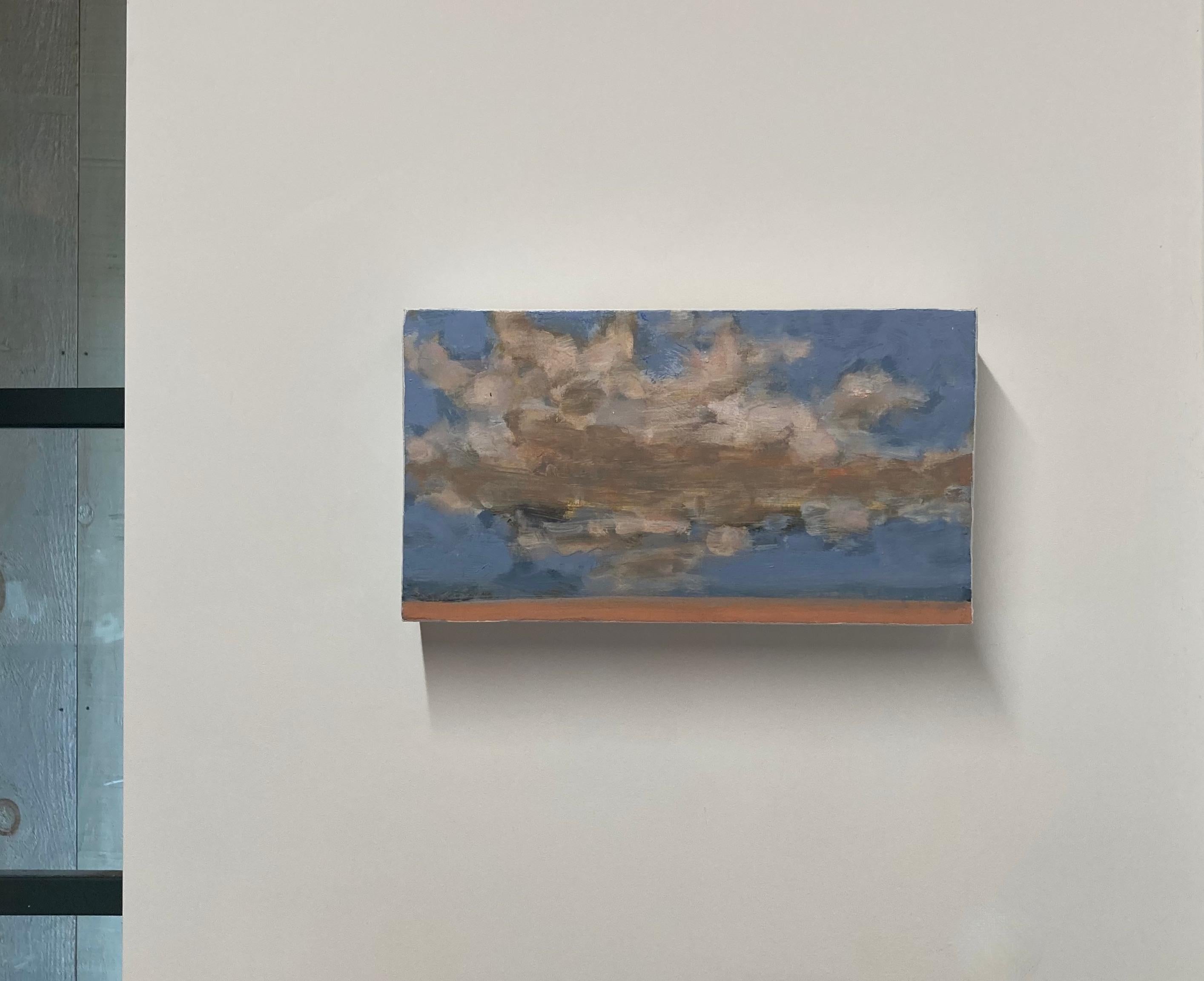 Dreiundzwanzig, elfenbeinfarbene Pfirsichwolken, blauer Himmel, lachsfarbene Sand- Strandlandschaft (Zeitgenössisch), Painting, von David Konigsberg