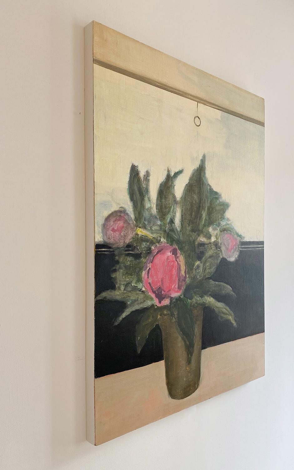 Vase dans la fenêtre (peinture impressionniste de nature morte florale de pivoines roses) - Impressionnisme Painting par David Konigsberg