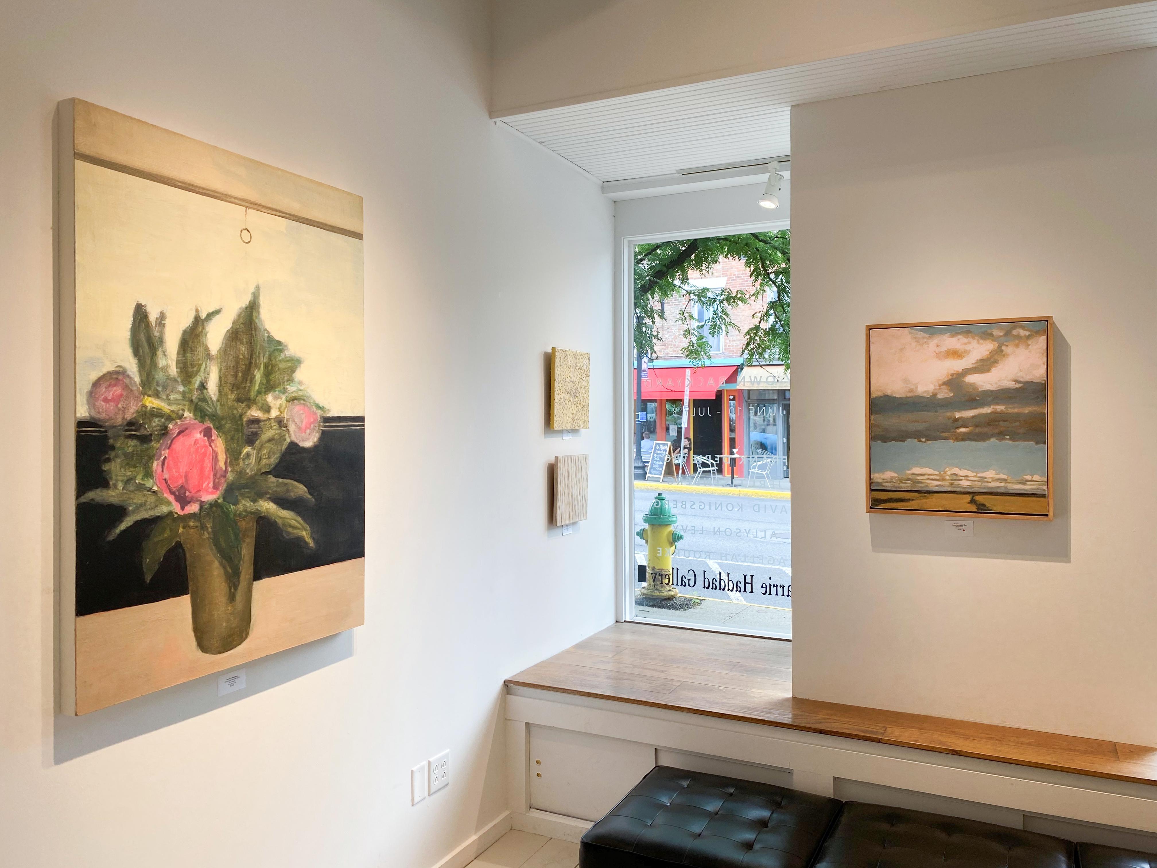 Vase dans la fenêtre (peinture impressionniste de nature morte florale de pivoines roses) en vente 2