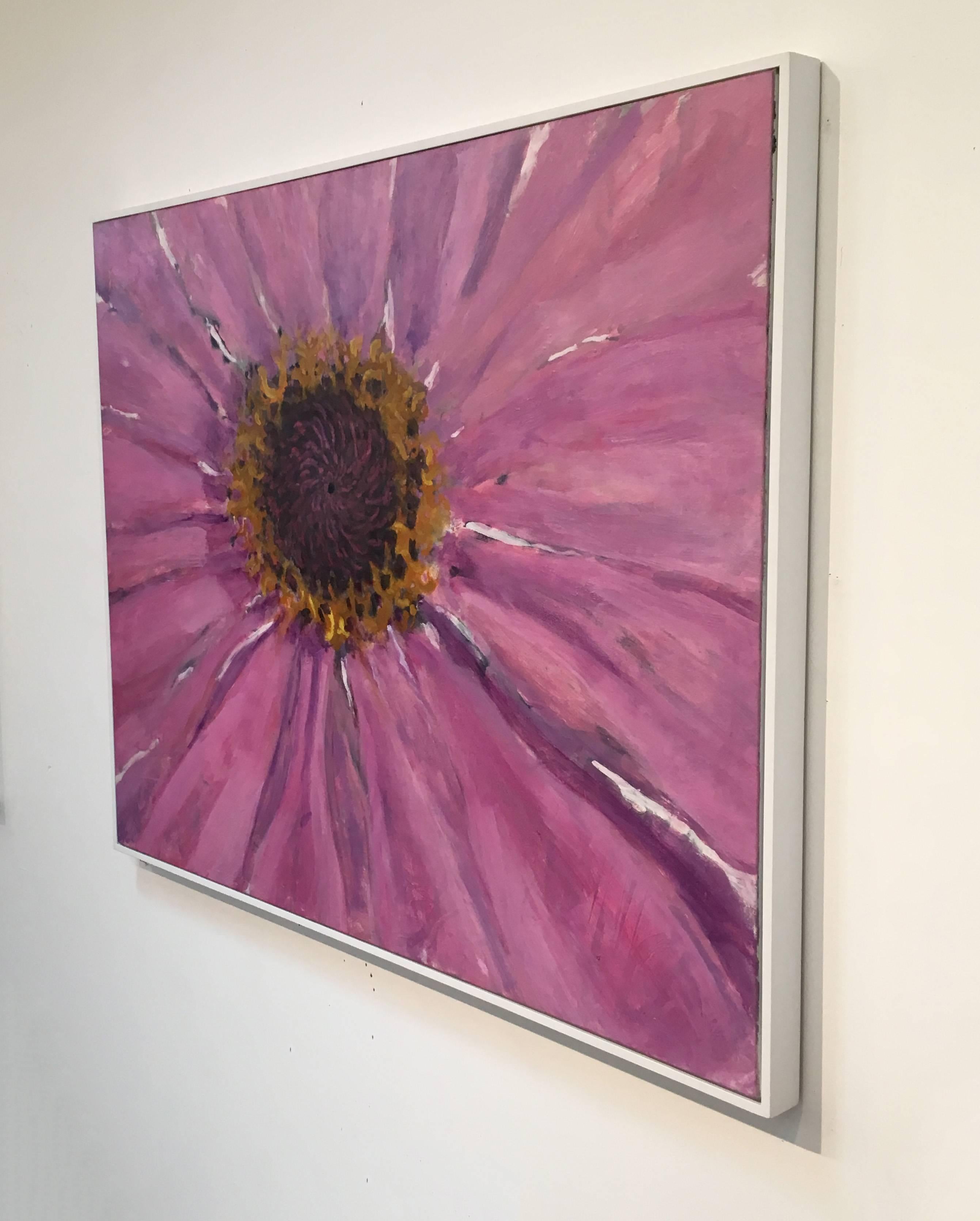 Zinnia violette (Véritable nature morte colorée contemporaine de simple fleur sur blanc) - Rose Figurative Painting par David Konigsberg