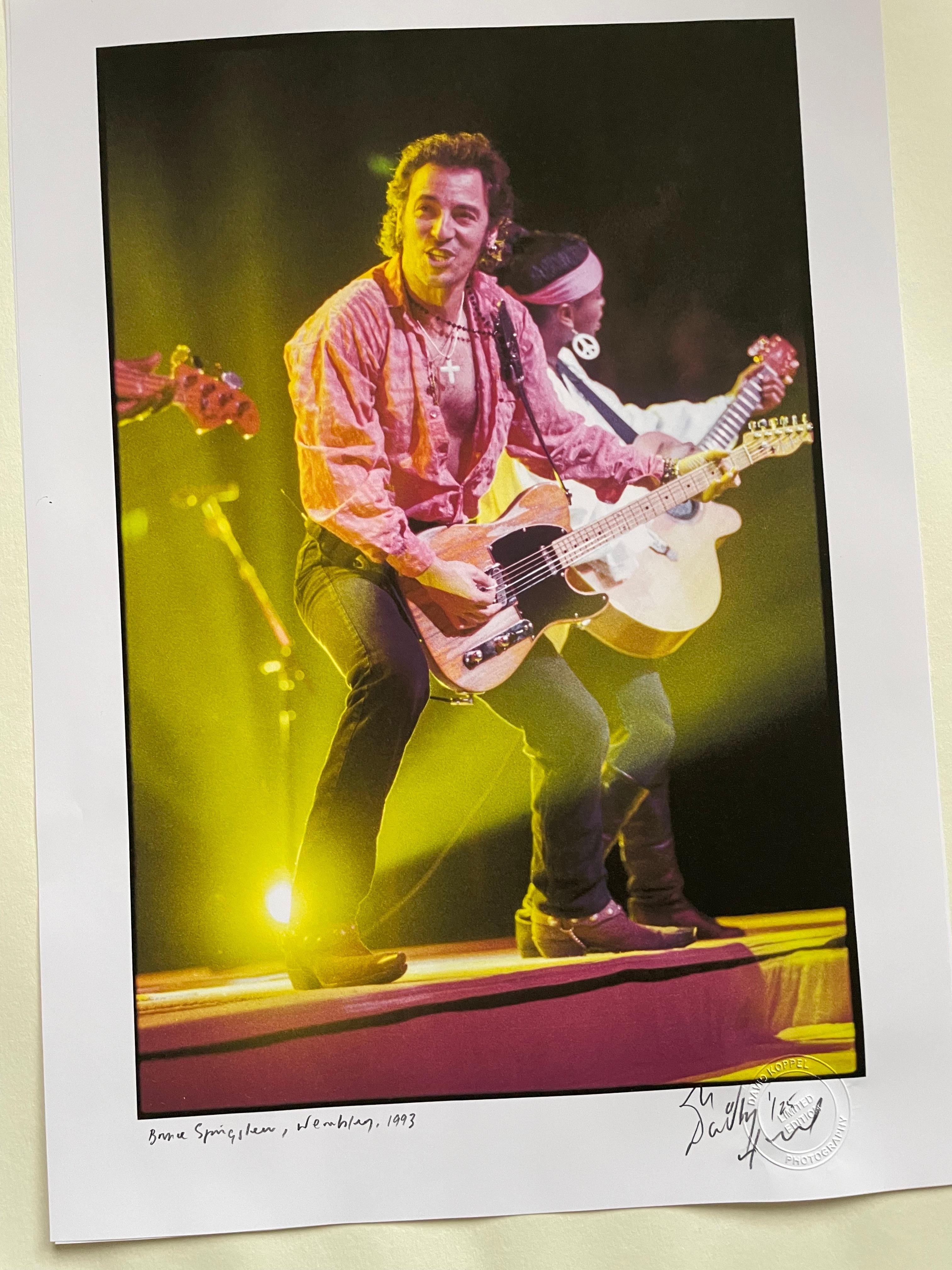 Bruce Springsteen in Concert, Wembley 1992, farbiger Archivpigmentdruck – Photograph von David Koppel