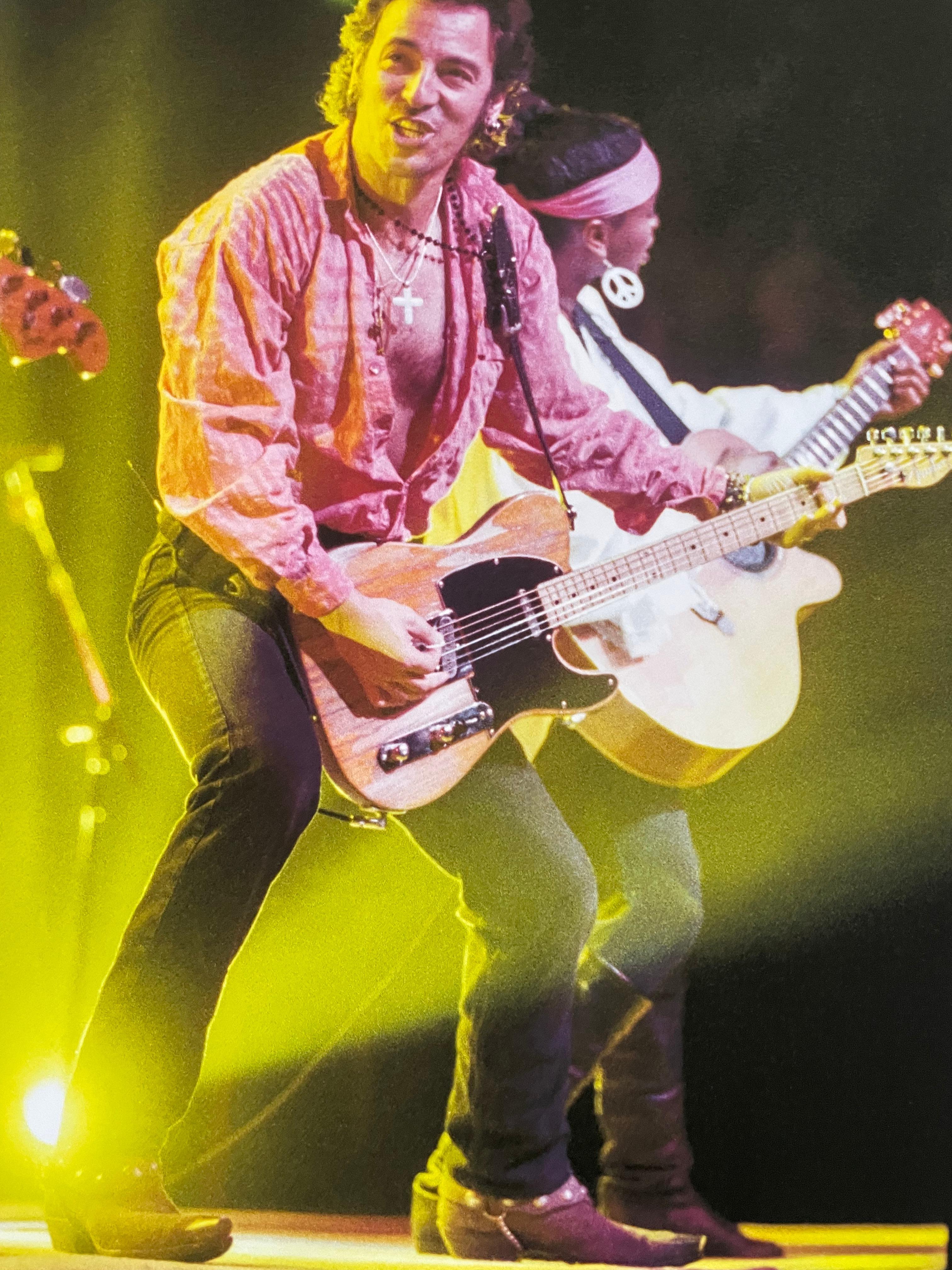 Bruce Springsteen in Concert, Wembley 1992, farbiger Archivpigmentdruck (Zeitgenössisch), Photograph, von David Koppel