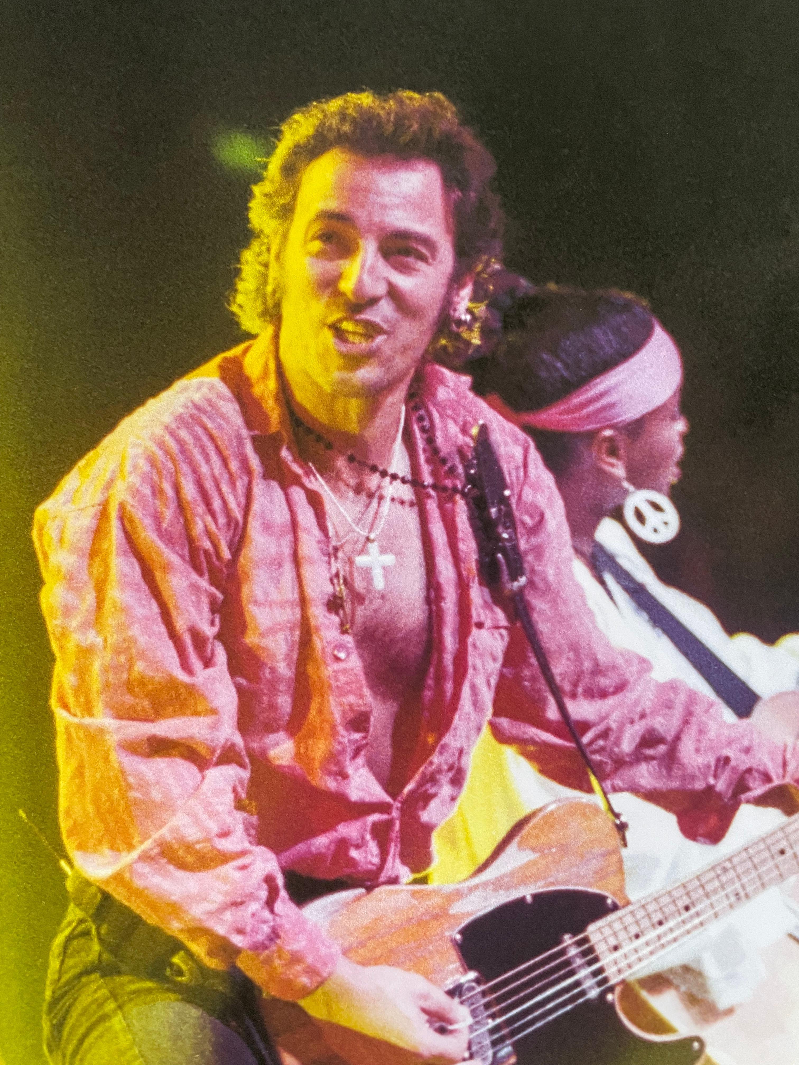 Bruce Springsteen in Concert, Wembley 1992, farbiger Archivpigmentdruck (Braun), Portrait Photograph, von David Koppel