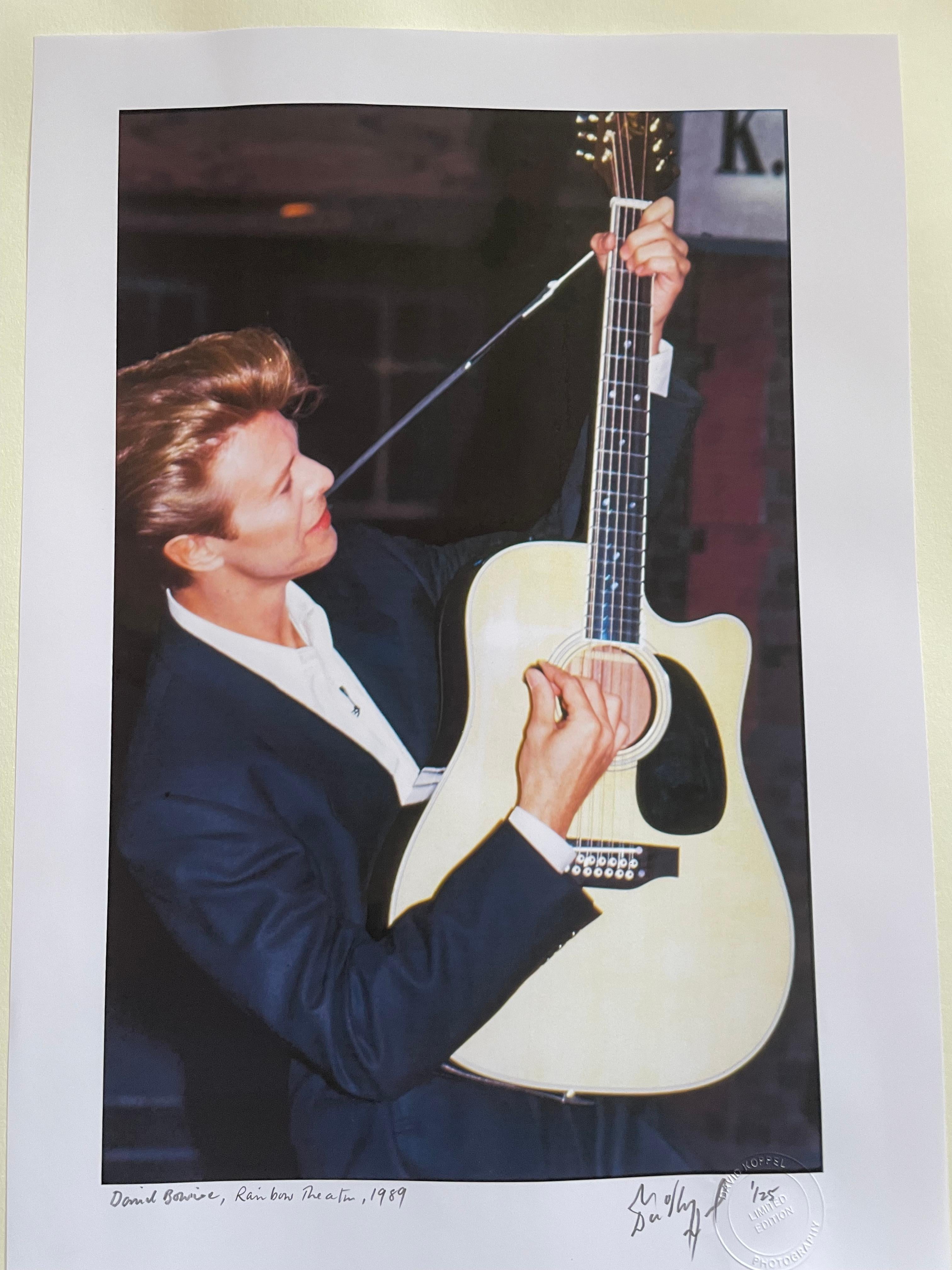 David Bowie au Rainbow Theatre 1989 pour présenter le Sound & Vision Tour 25x17 couleur - Photograph de David Koppel