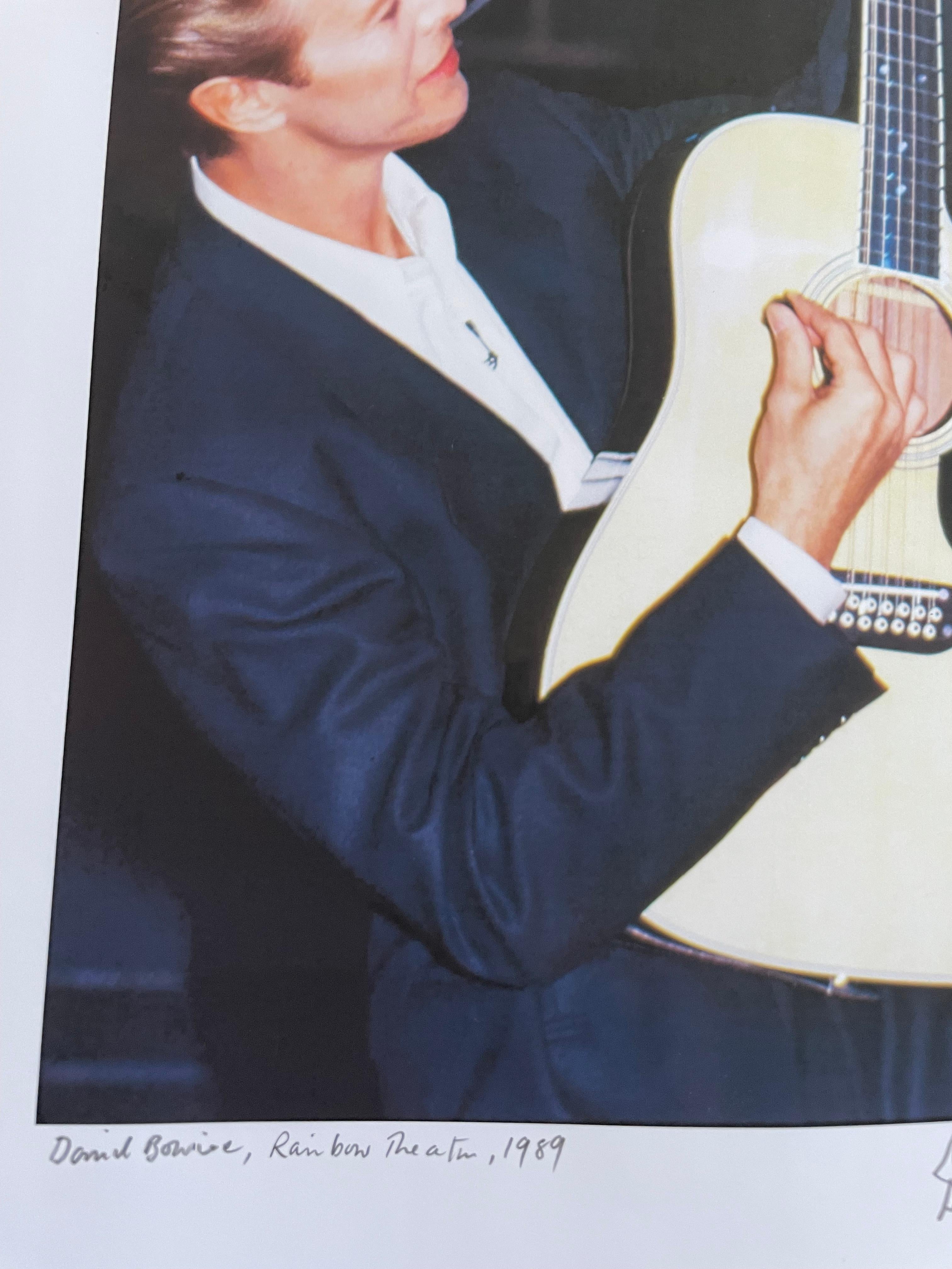 David Bowie au Rainbow Theatre 1989 pour présenter le Sound & Vision Tour 25x17 couleur - Noir Color Photograph par David Koppel