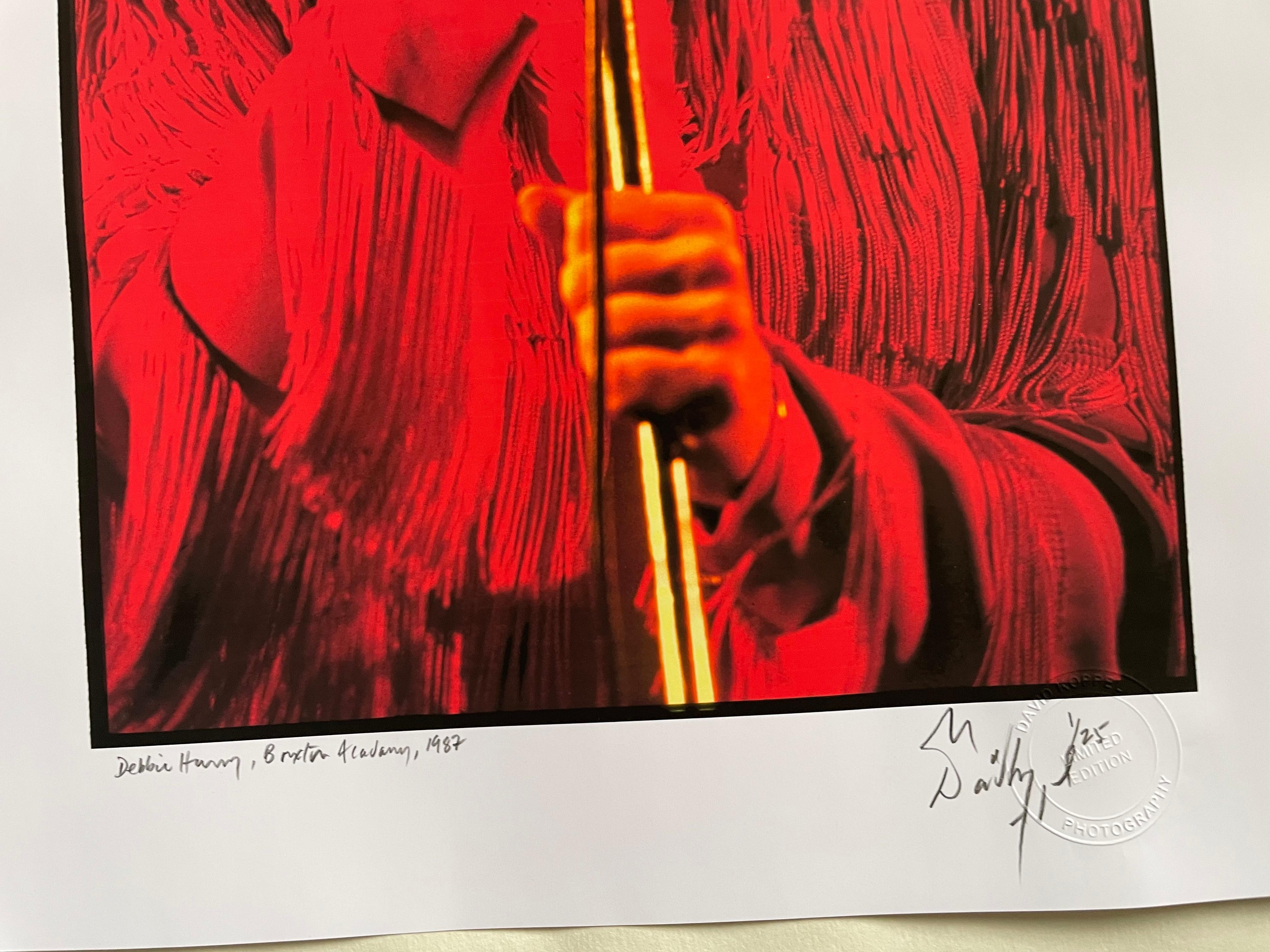Debbie Harry En directo en la Academia de Brixton 1987 Impresión en color 25 x 17 - Color Photograph Rojo de David Koppel