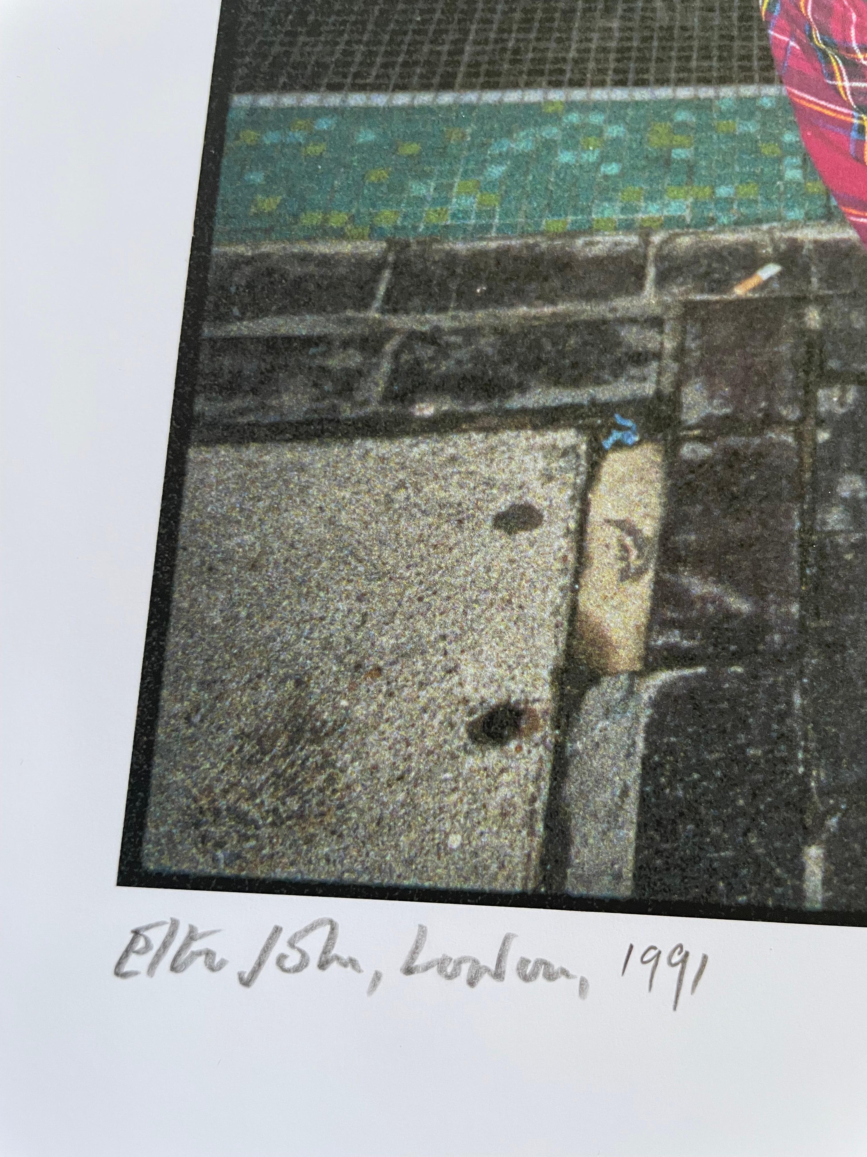 Elton John portant un plaid à  Tirage couleur Linley bday party, Londres 1991 25x17 en vente 5