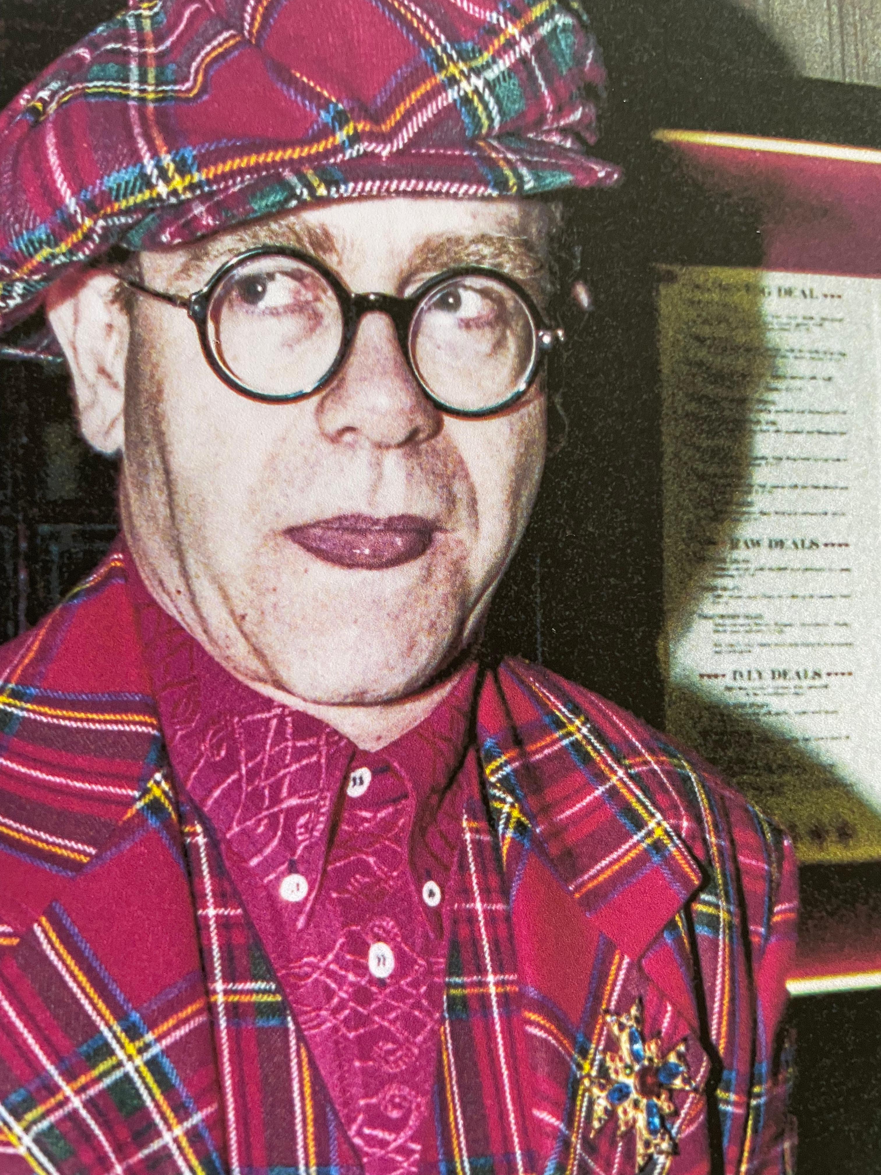 Elton John portant un plaid à  Tirage couleur Linley bday party, Londres 1991 25x17 - Photograph de David Koppel