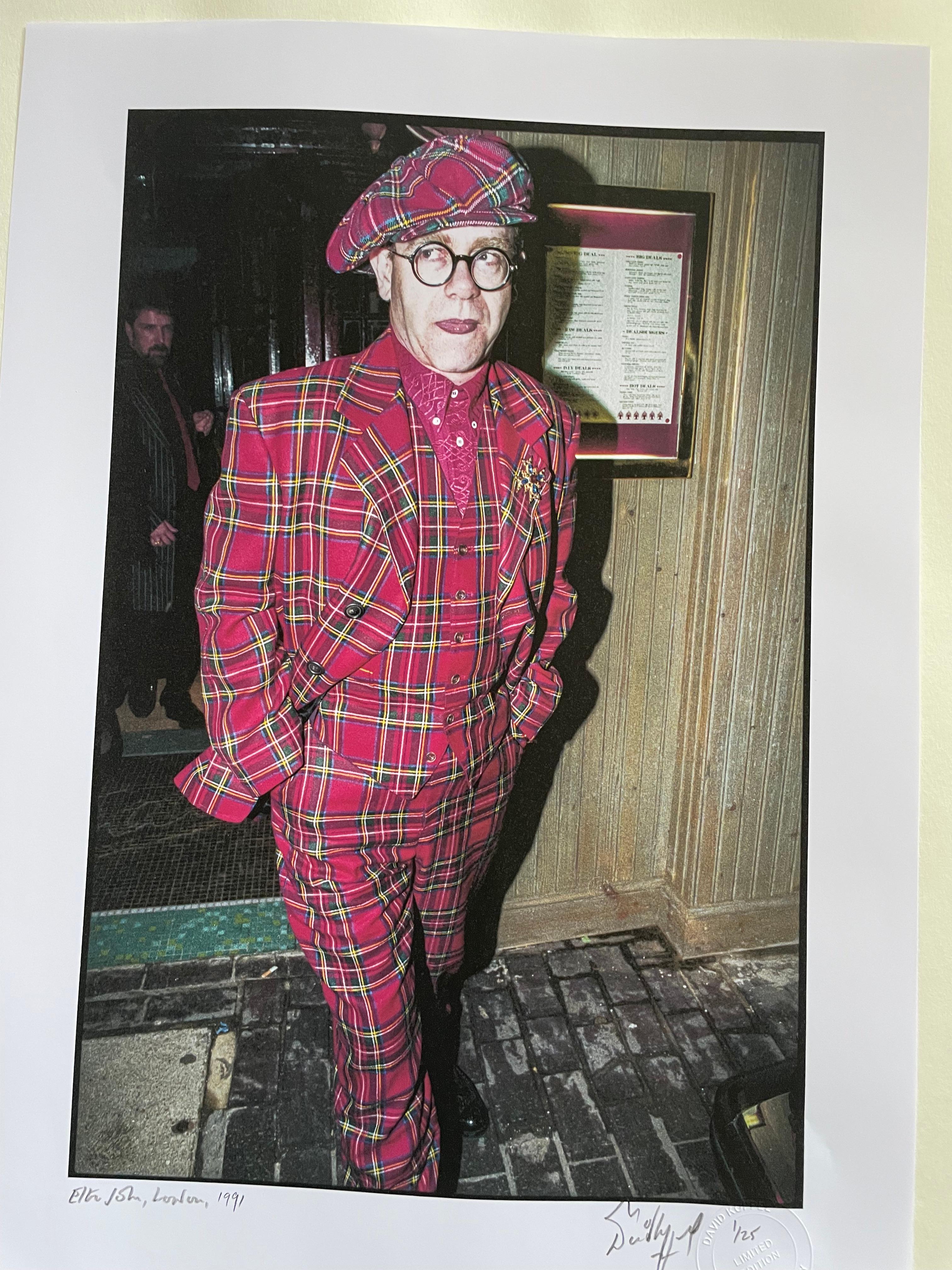 Elton John portant un plaid à  Tirage couleur Linley bday party, Londres 1991 25x17 - Contemporain Photograph par David Koppel