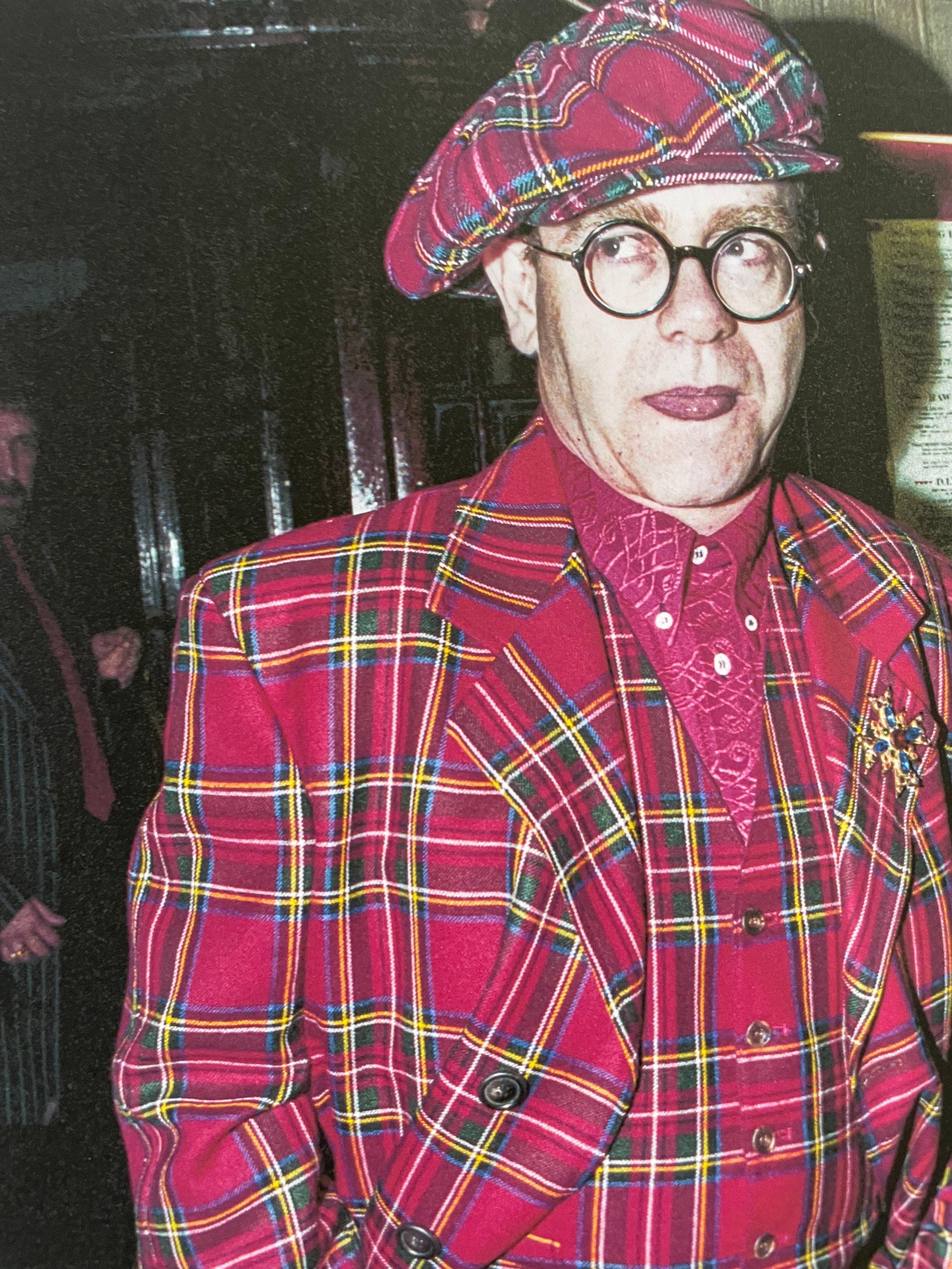 Elton John portant un plaid à  Tirage couleur Linley bday party, Londres 1991 25x17 - Noir Color Photograph par David Koppel